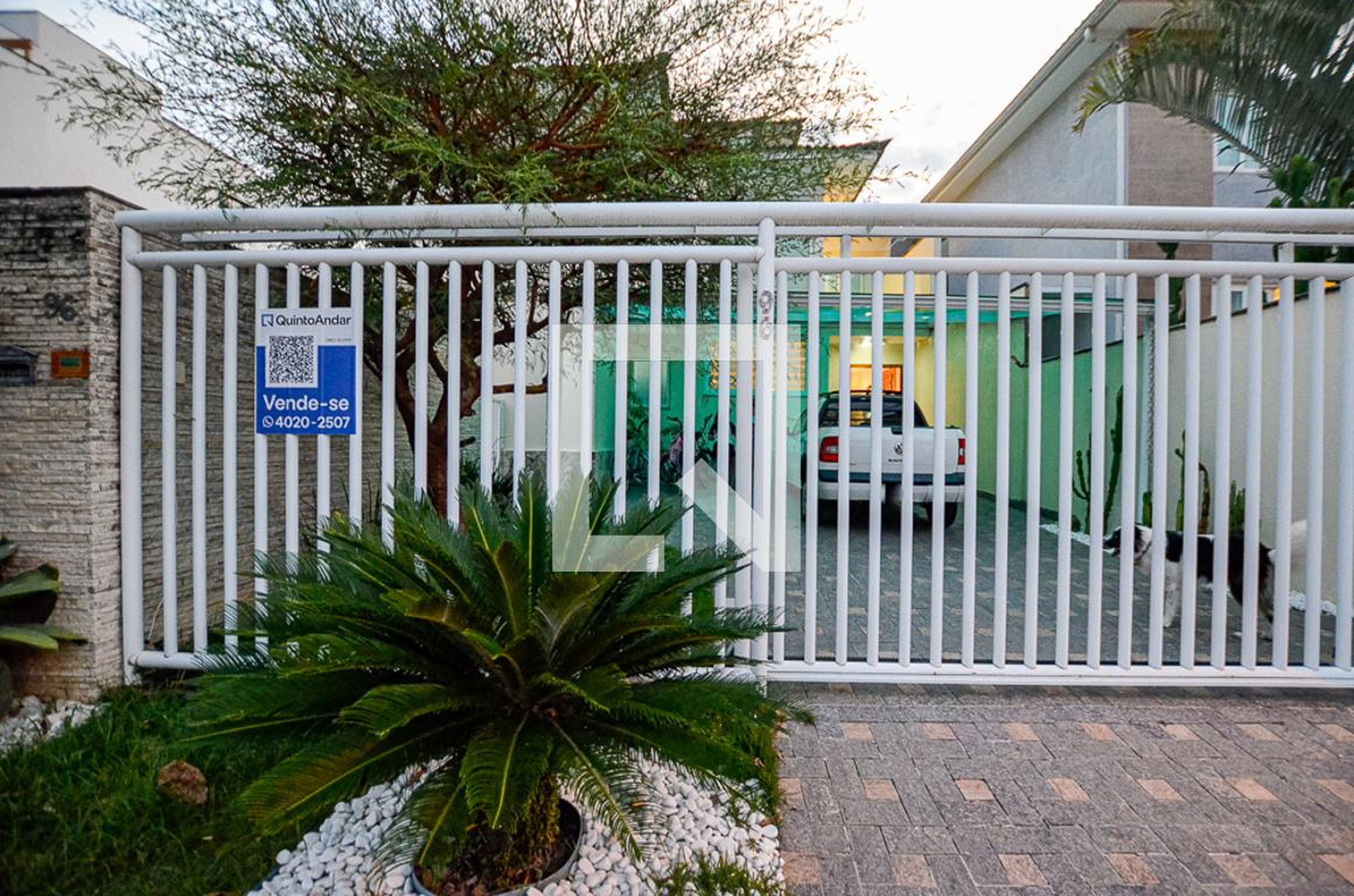 Fachada Condomínio em Rua Edma Rodrigues Valadão, 96