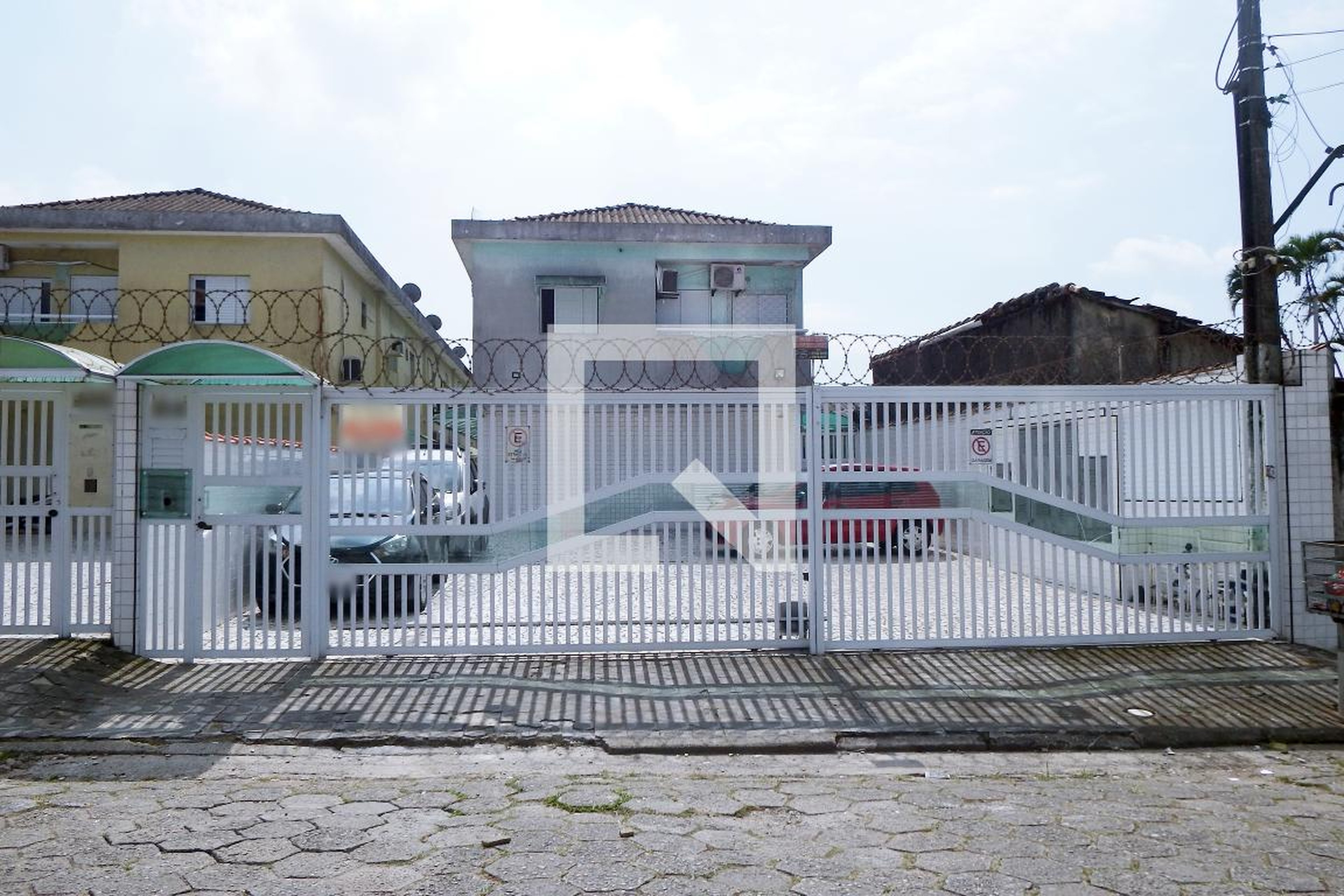 Fachada do condomínio Condomínio em Rua Tapuias, 180