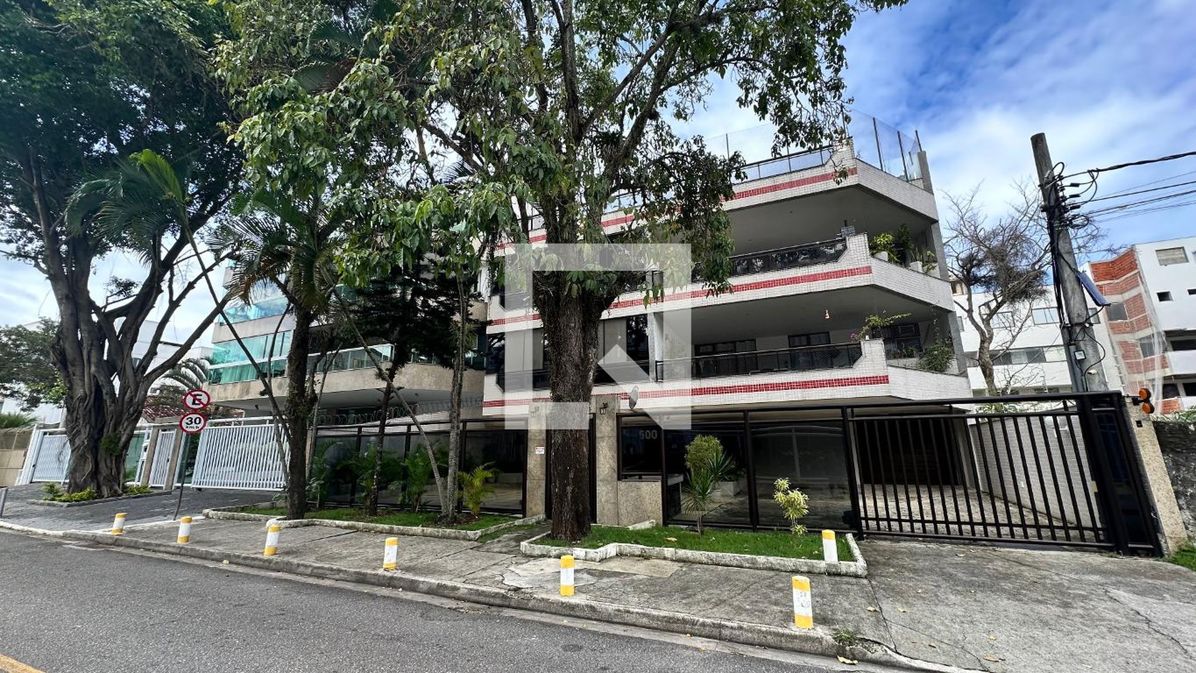 Fachada Condomínio em Rua Almirante Ary Rongel, 500