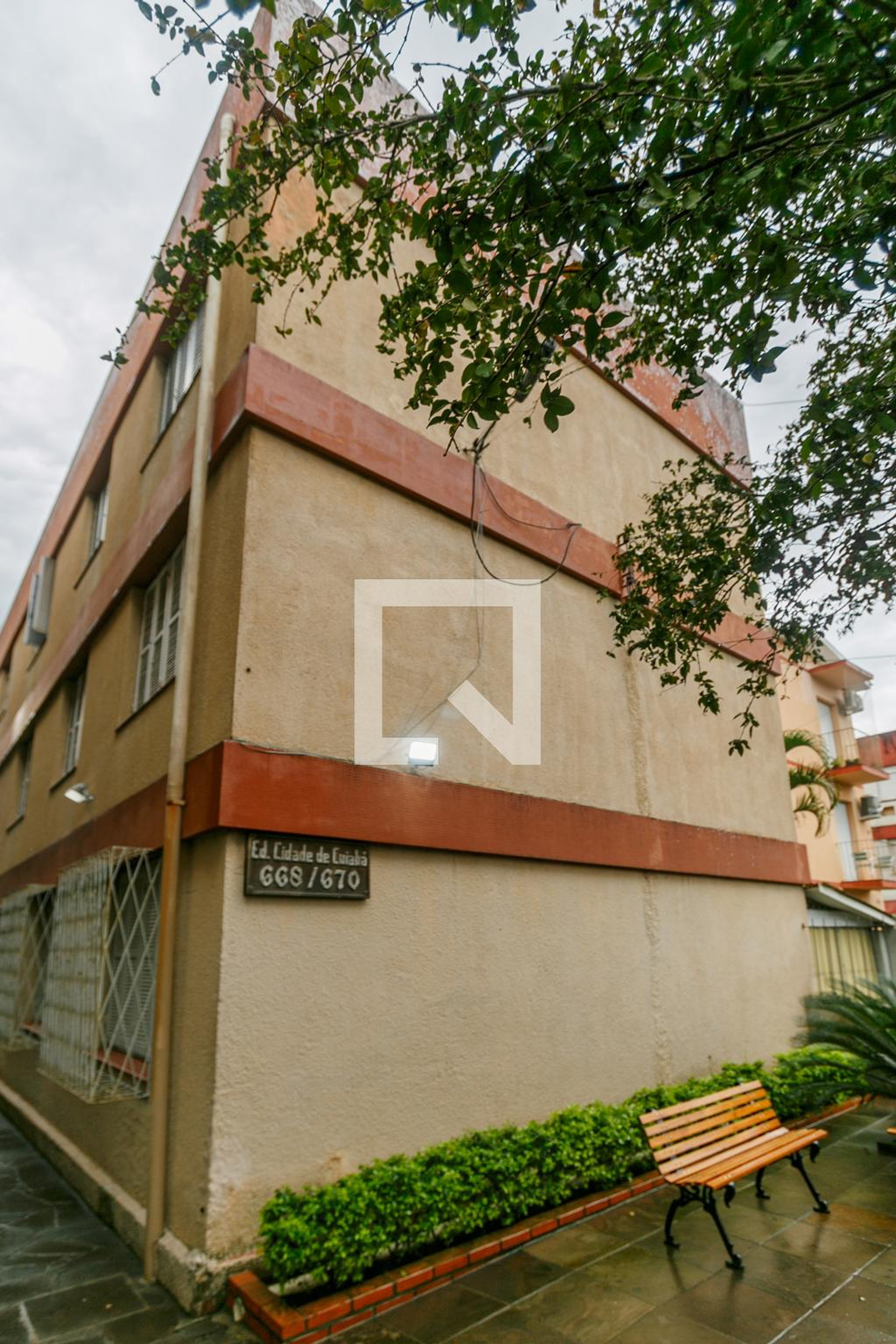 Fachada Condomínio em Rua Doutor Castro de Menezes, 668