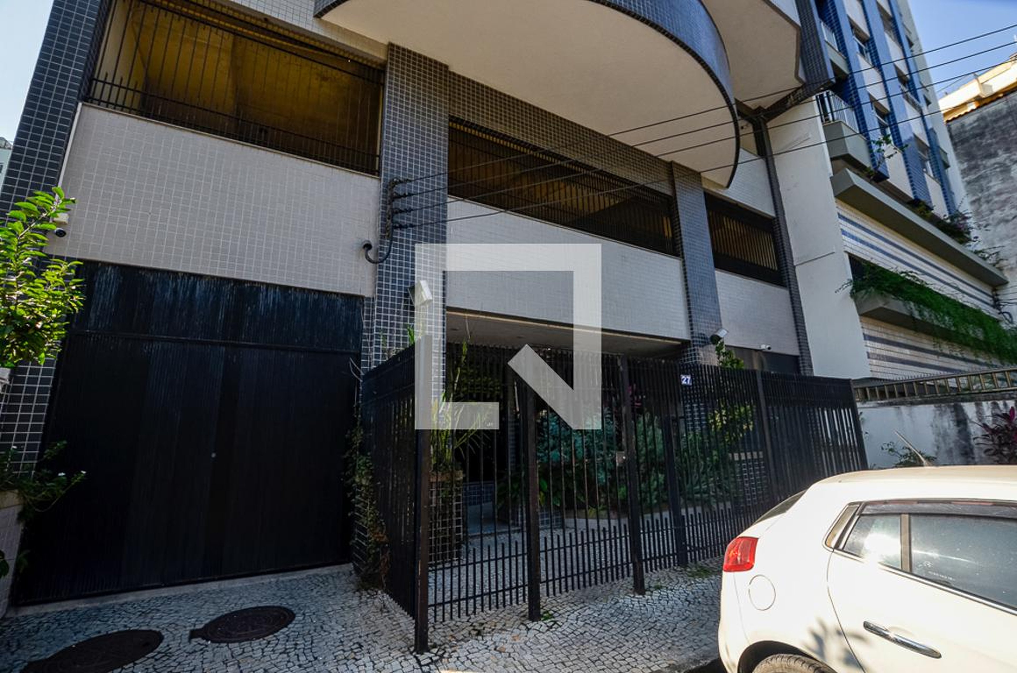 Fachada Condomínio em Rua Doutor Souza Dias, 27