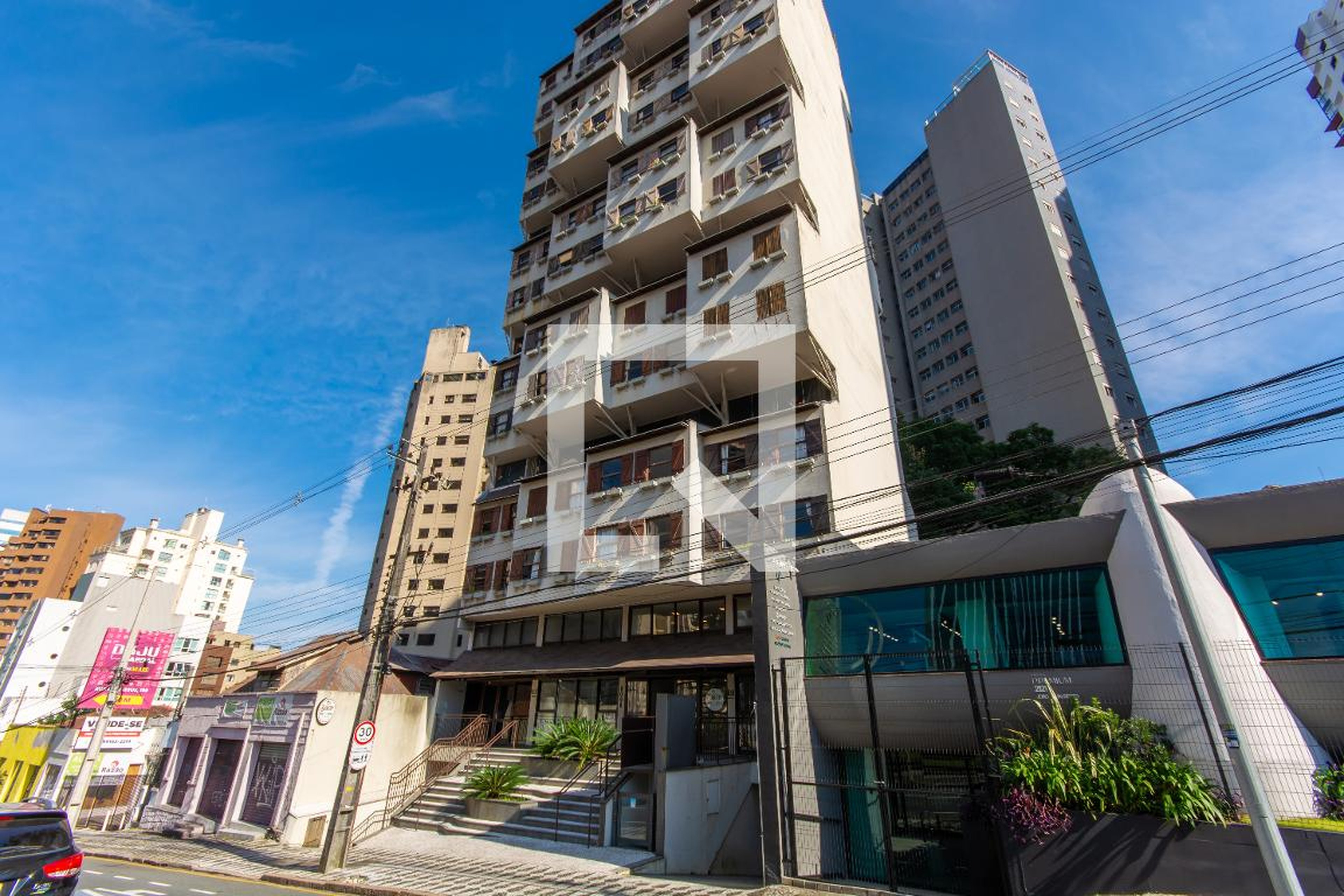 Fachada Condomínio em Avenida João Gualberto, 2099