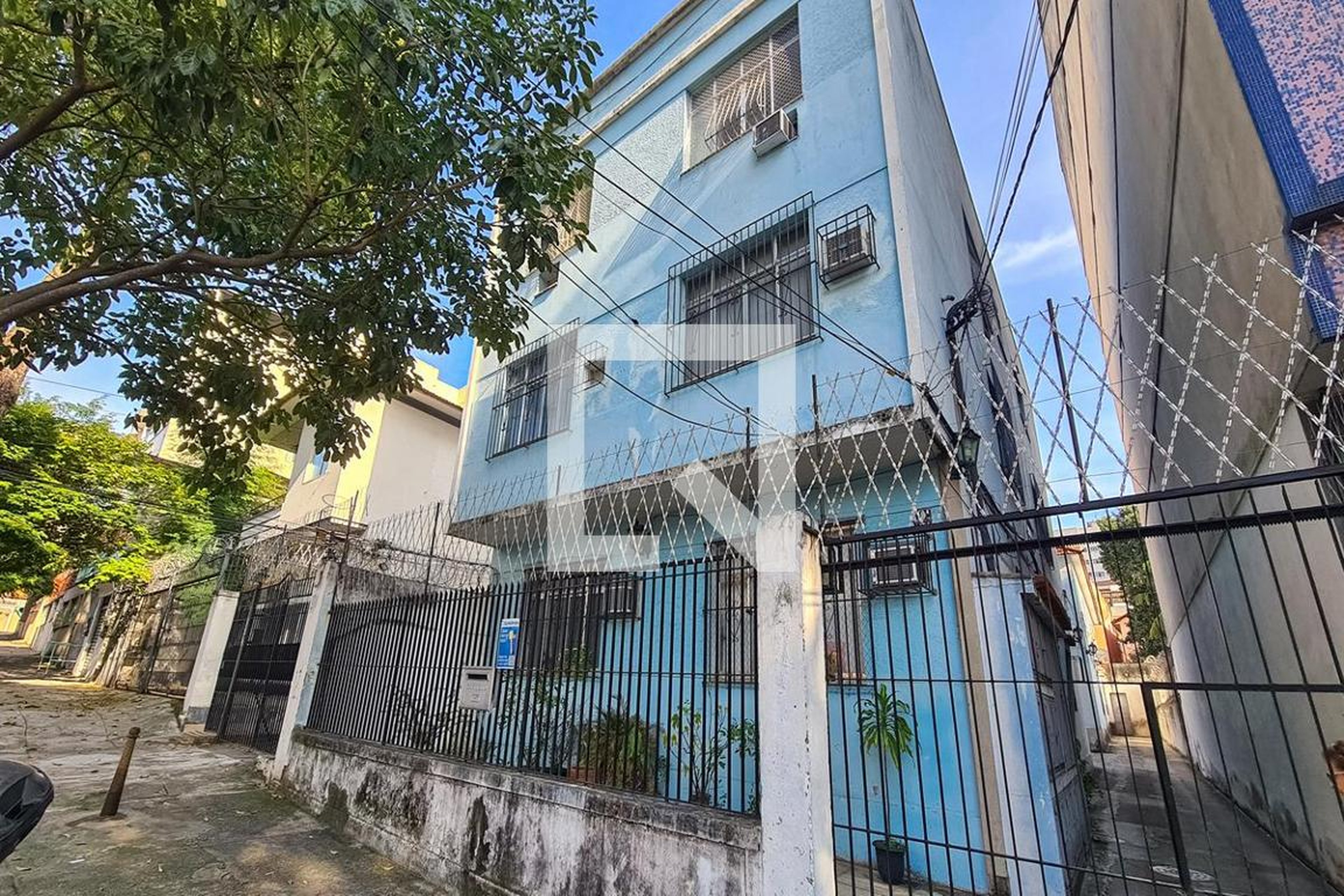 Fachada Condomínio em Rua Tompson Flores, 104