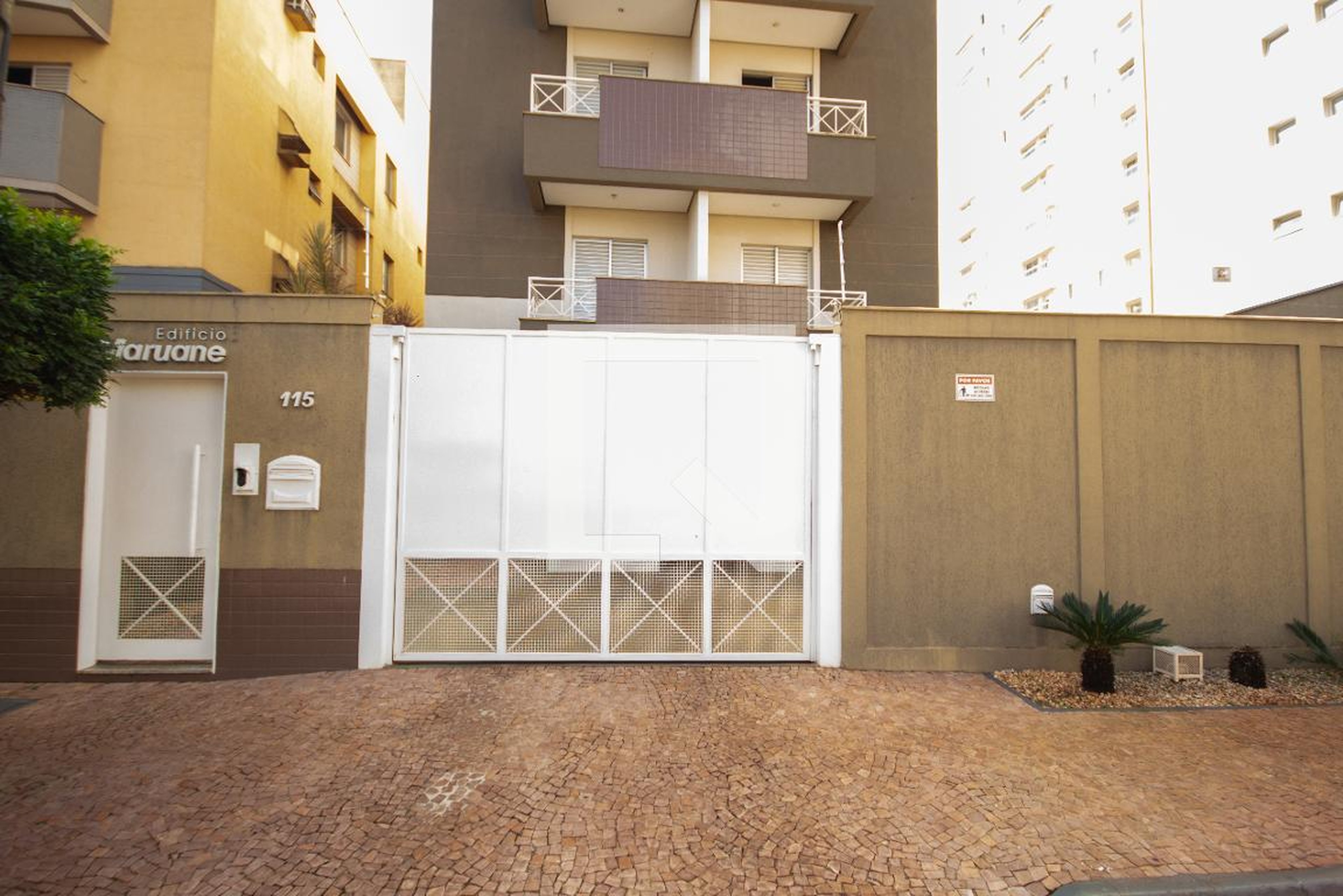 Fachada do condomínio Edifício Maruane