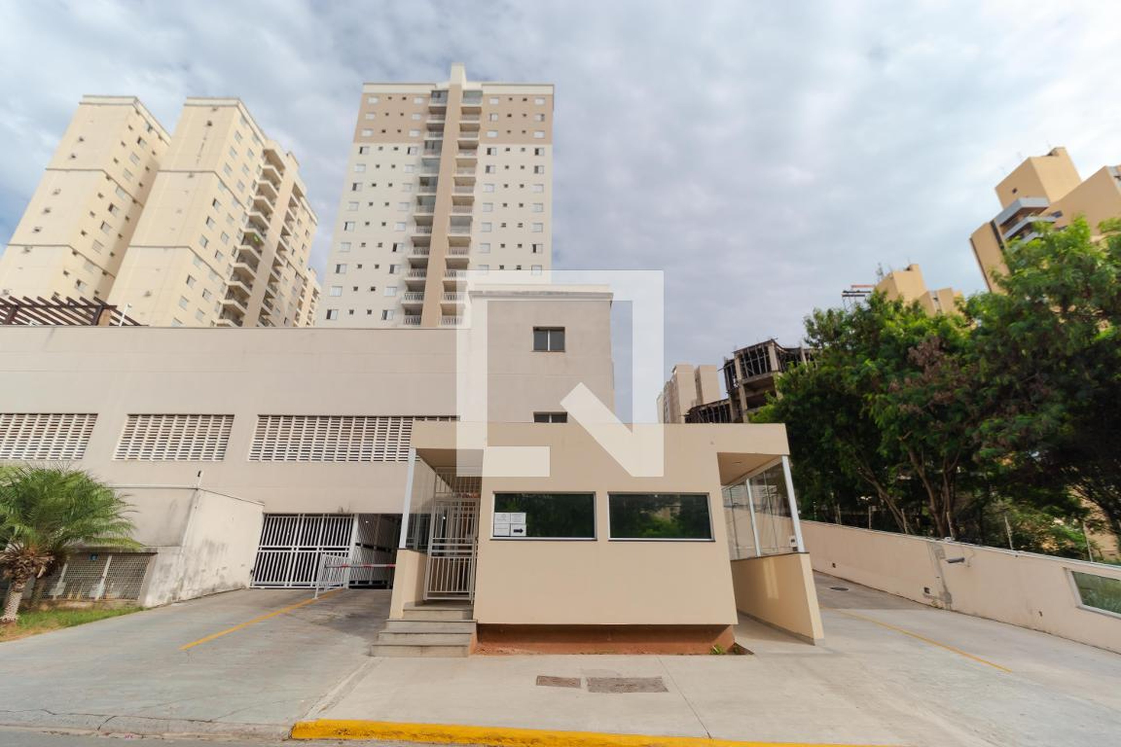 Fachada Condomínio em Rua Nelson Alaite, 572