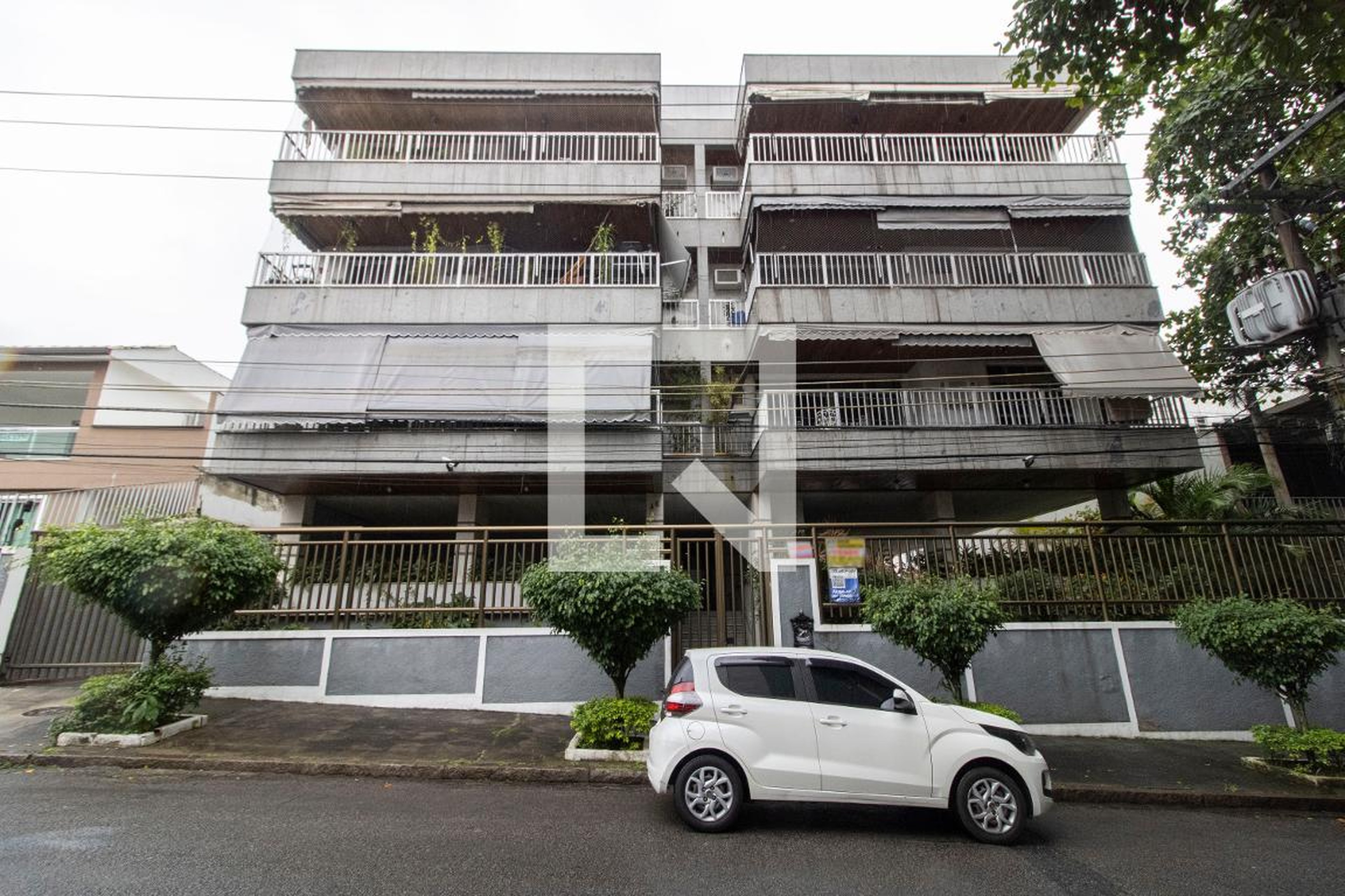 Fachada Condomínio em Rua Juraci Camargo, 46