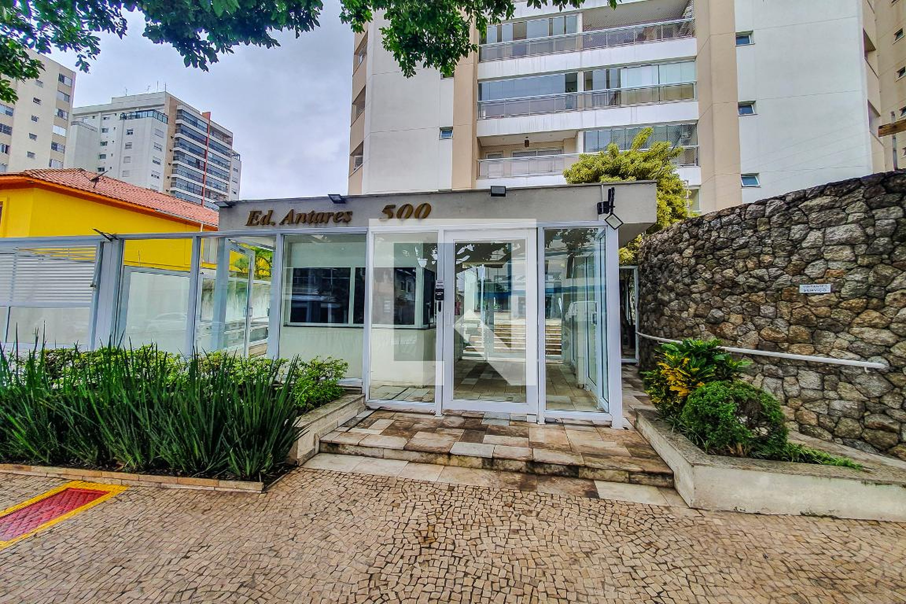 Fachada Condomínio em Rua General Lecor, 500