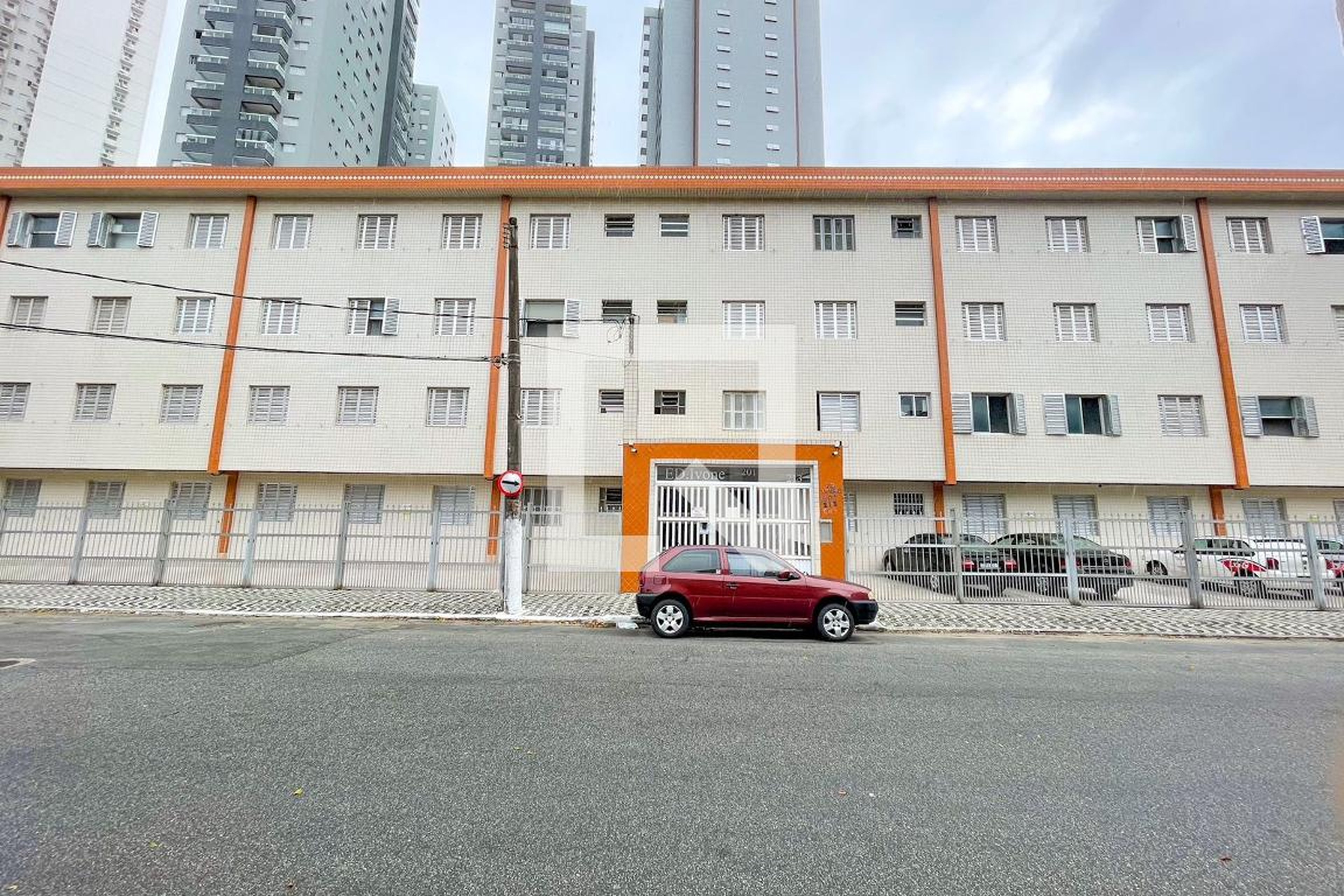 Fachada Condomínio em Rua Doutor Roberto Shoji, 201