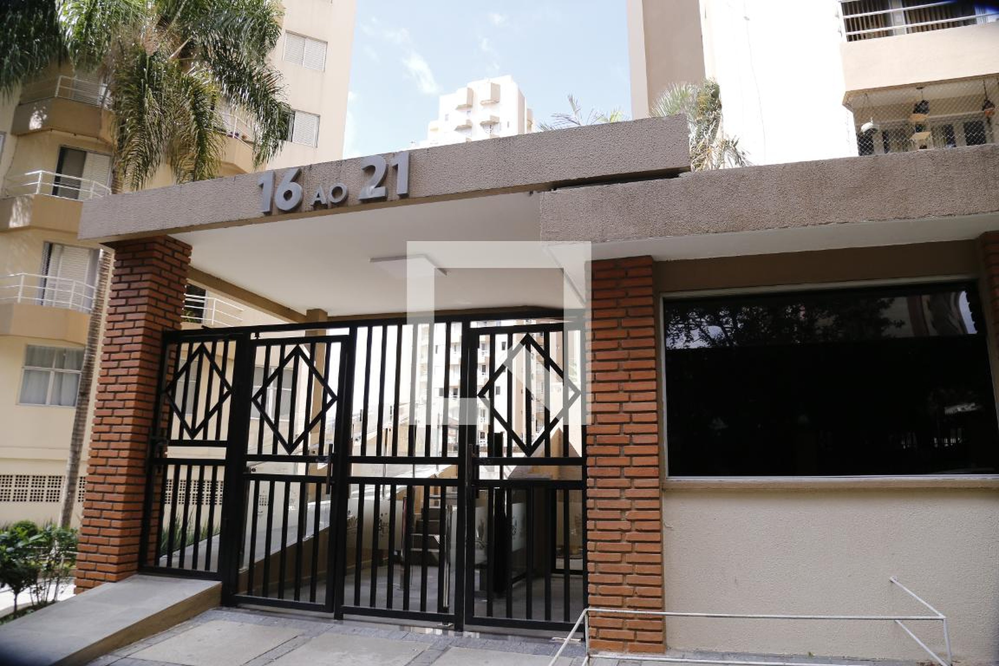 Fachada Condomínio Portal dos Bandeirantes