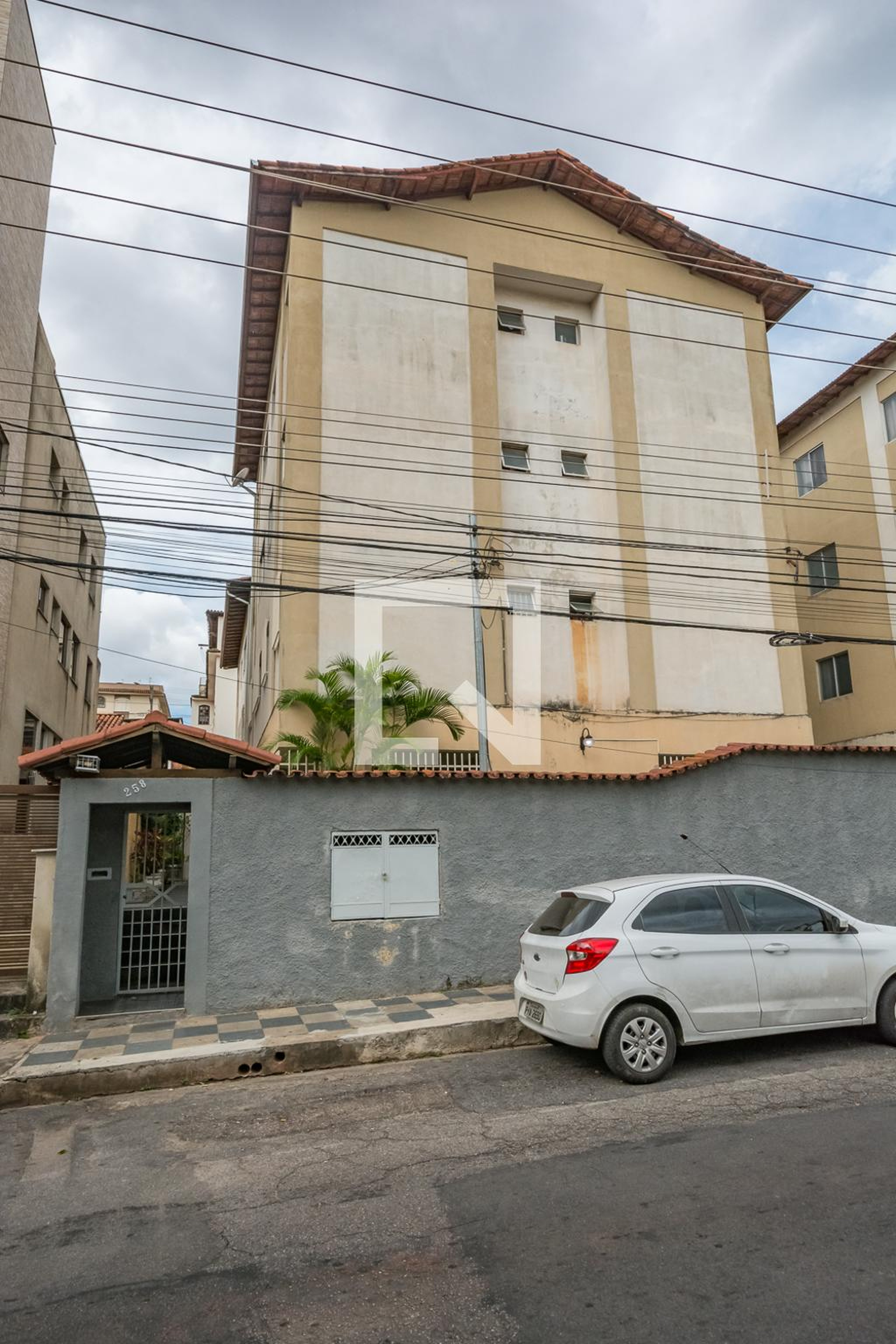 Fachada Condomínio em Rua Aspásia, 258