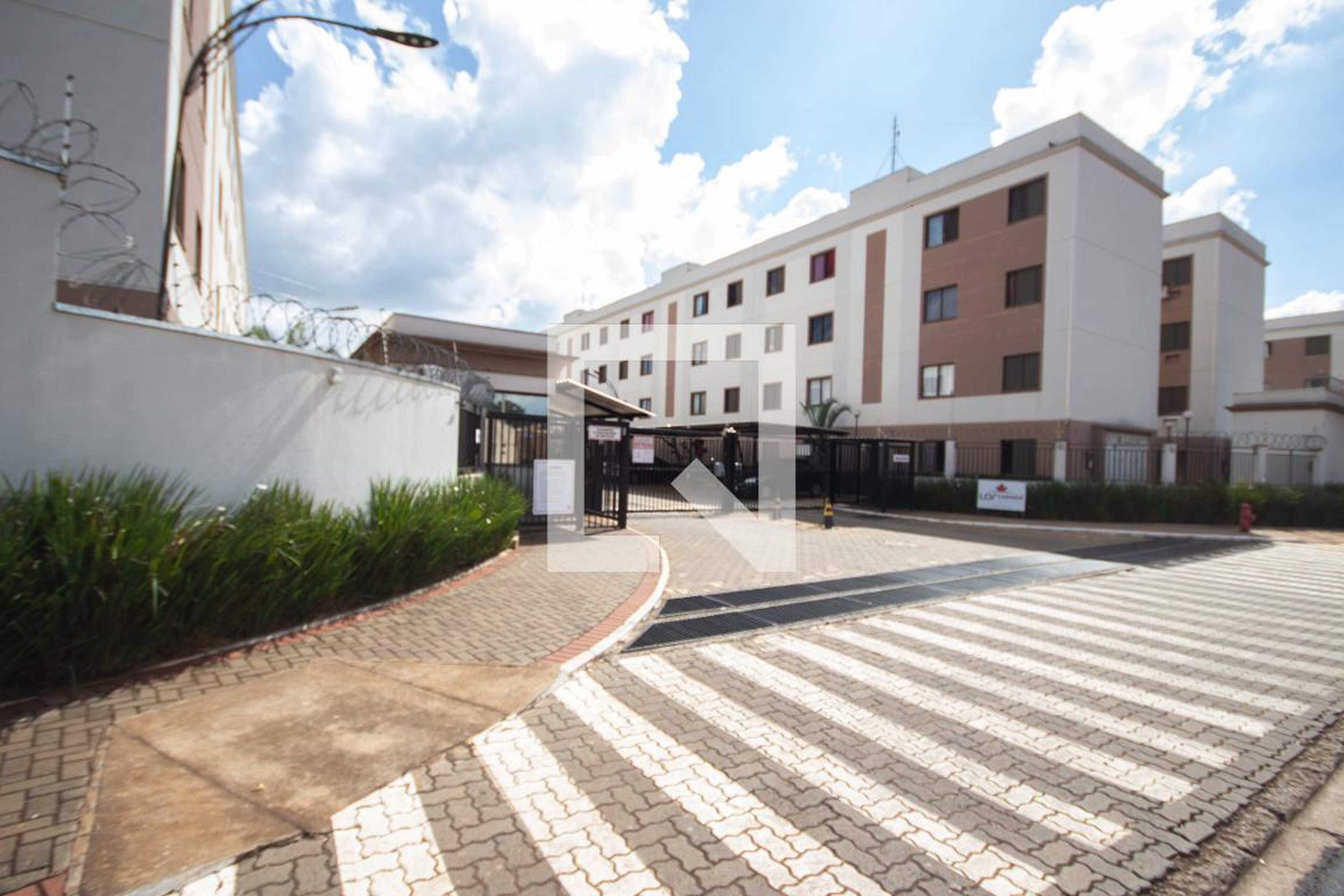 Fachada do condomínio Condomínio Lar Canadá