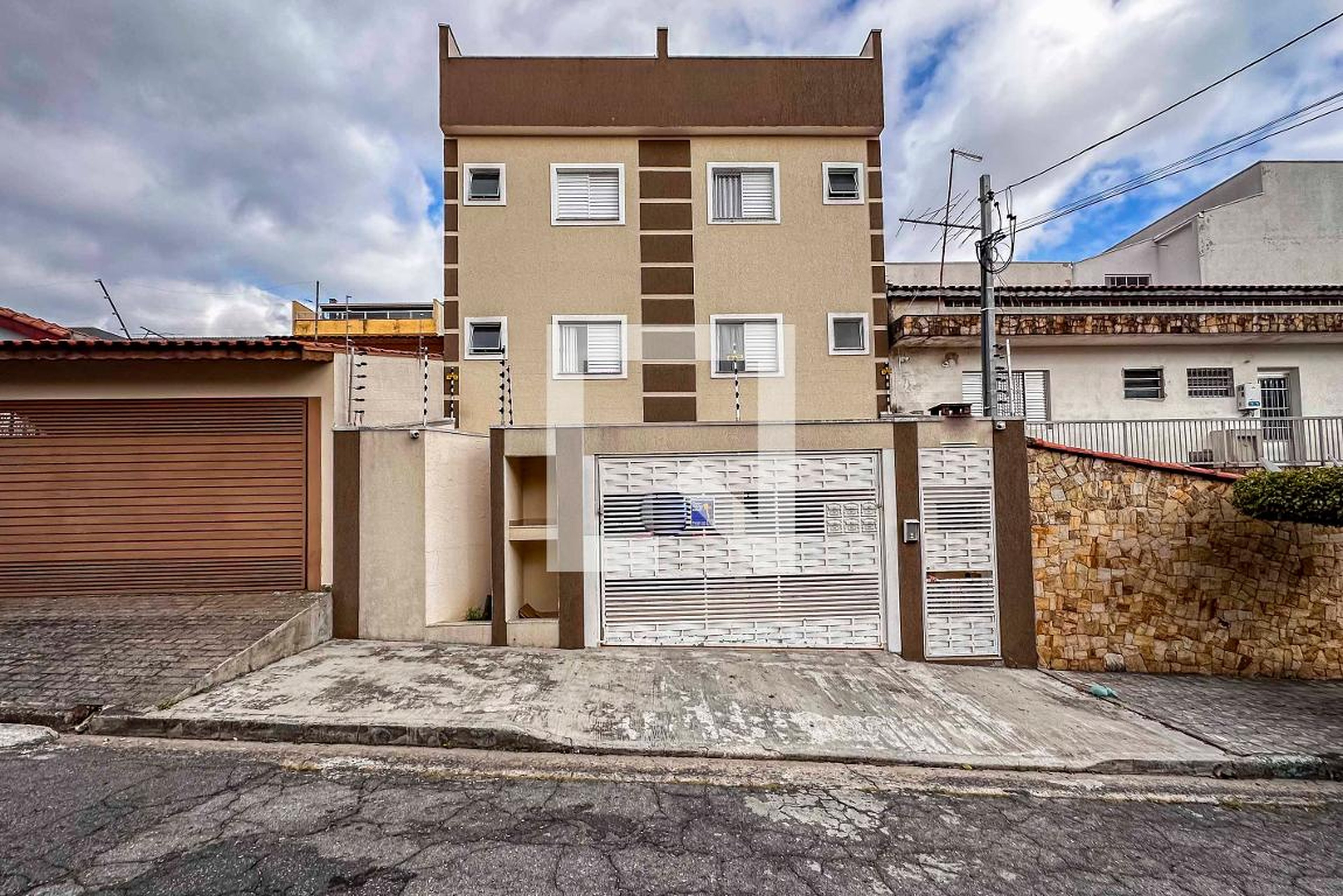 Fachada Condomínio em Rua Tirana, 464