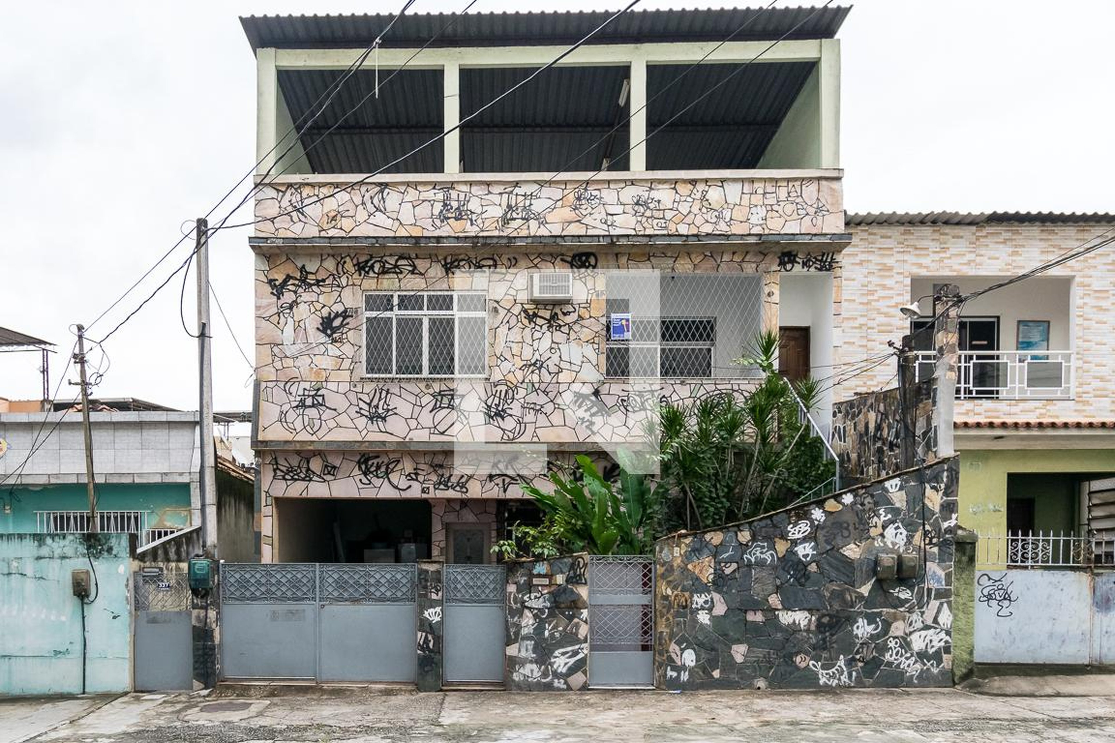 Fachada do Prédio Condomínio em Rua Delfina Enes, 337