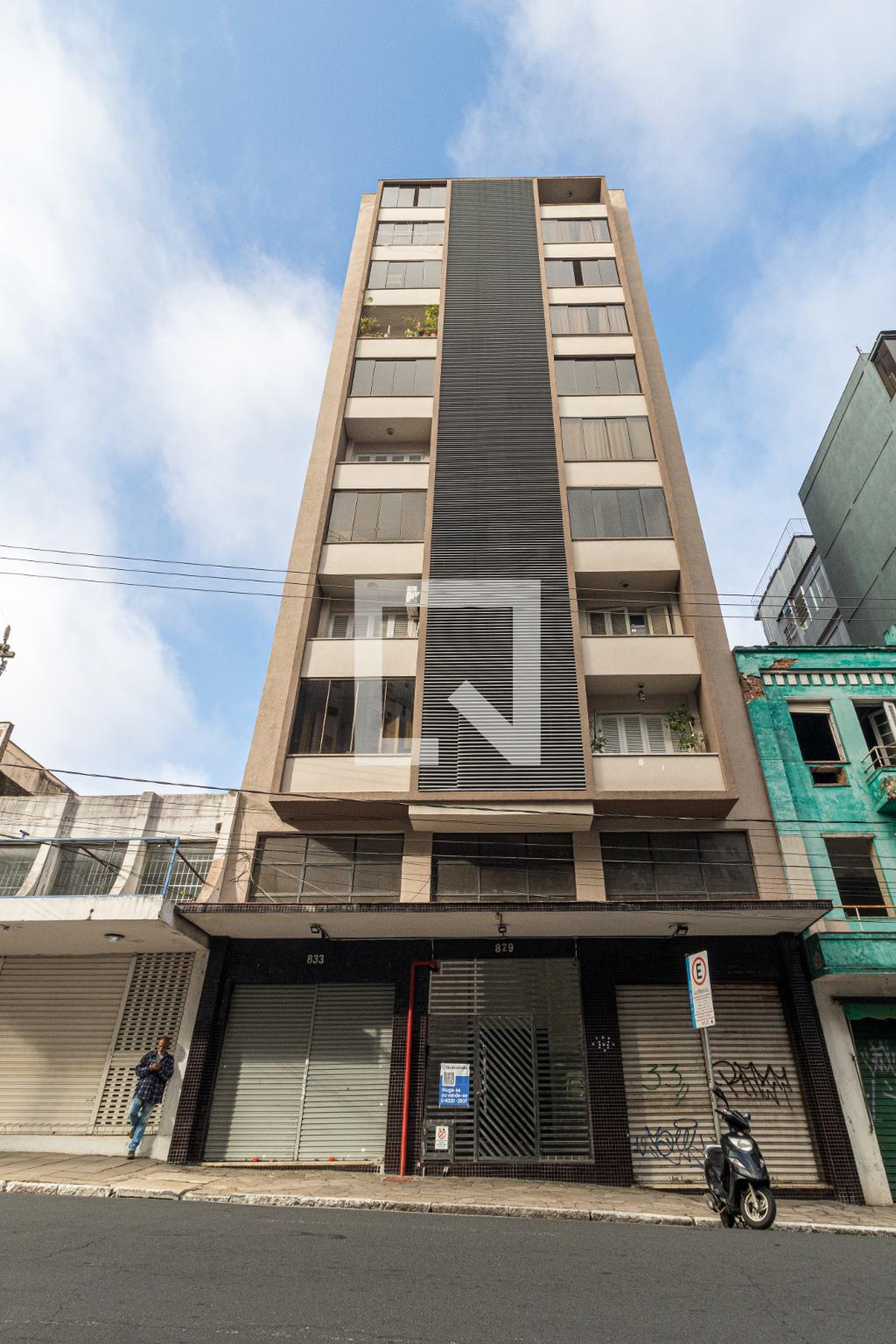 Fachada do Prédio Condomínio em Avenida Alberto Bins, 829