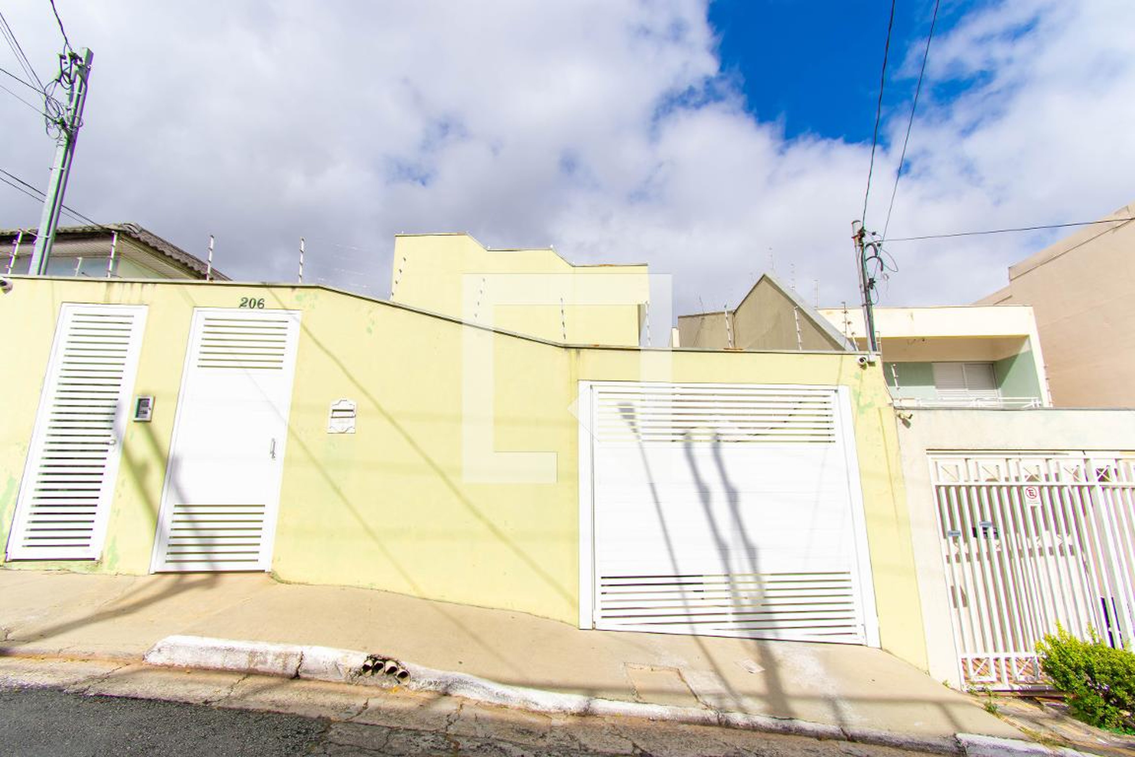 Fachada Condomínio em Rua das Cobeias, 206