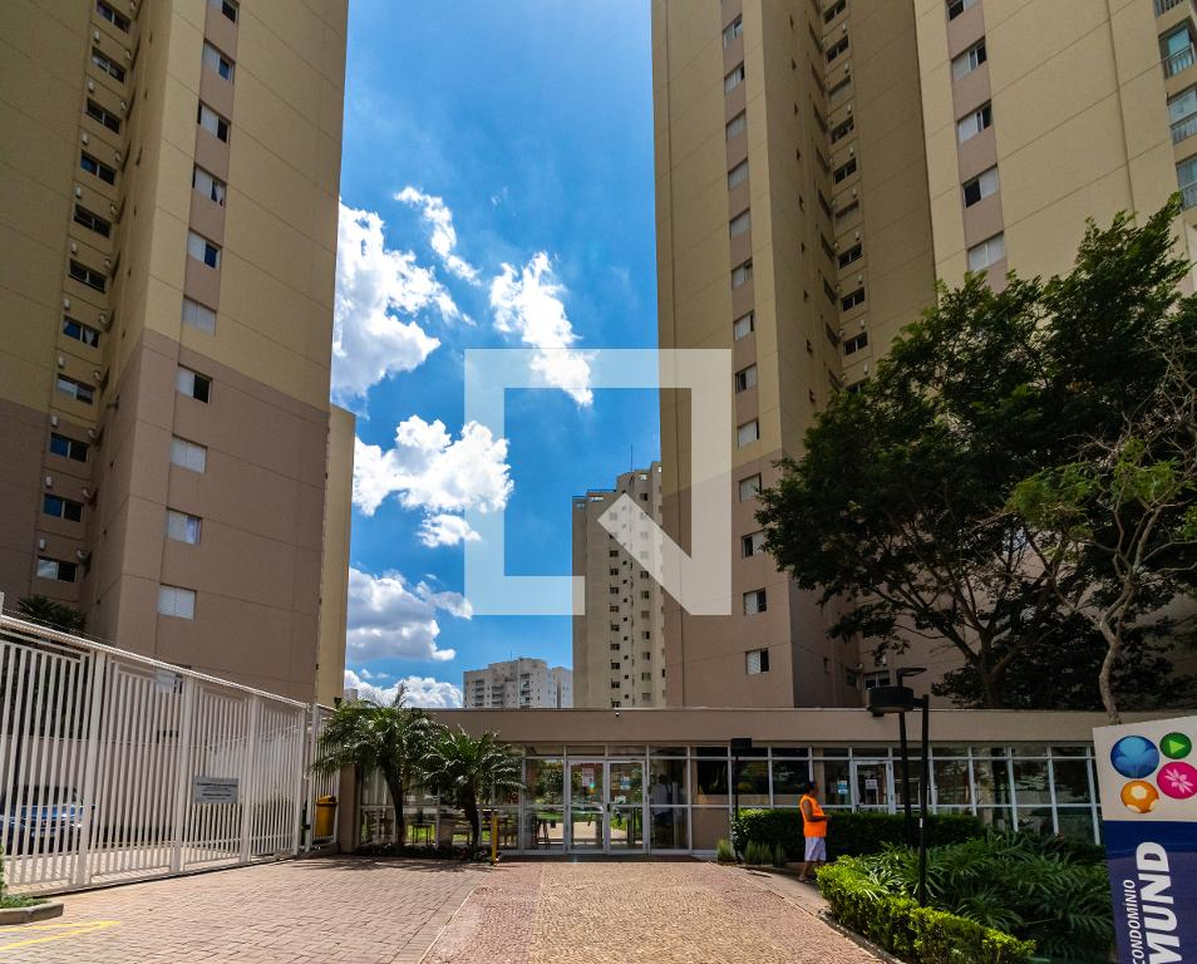 Fachada do Condomínio Condomínio Mund