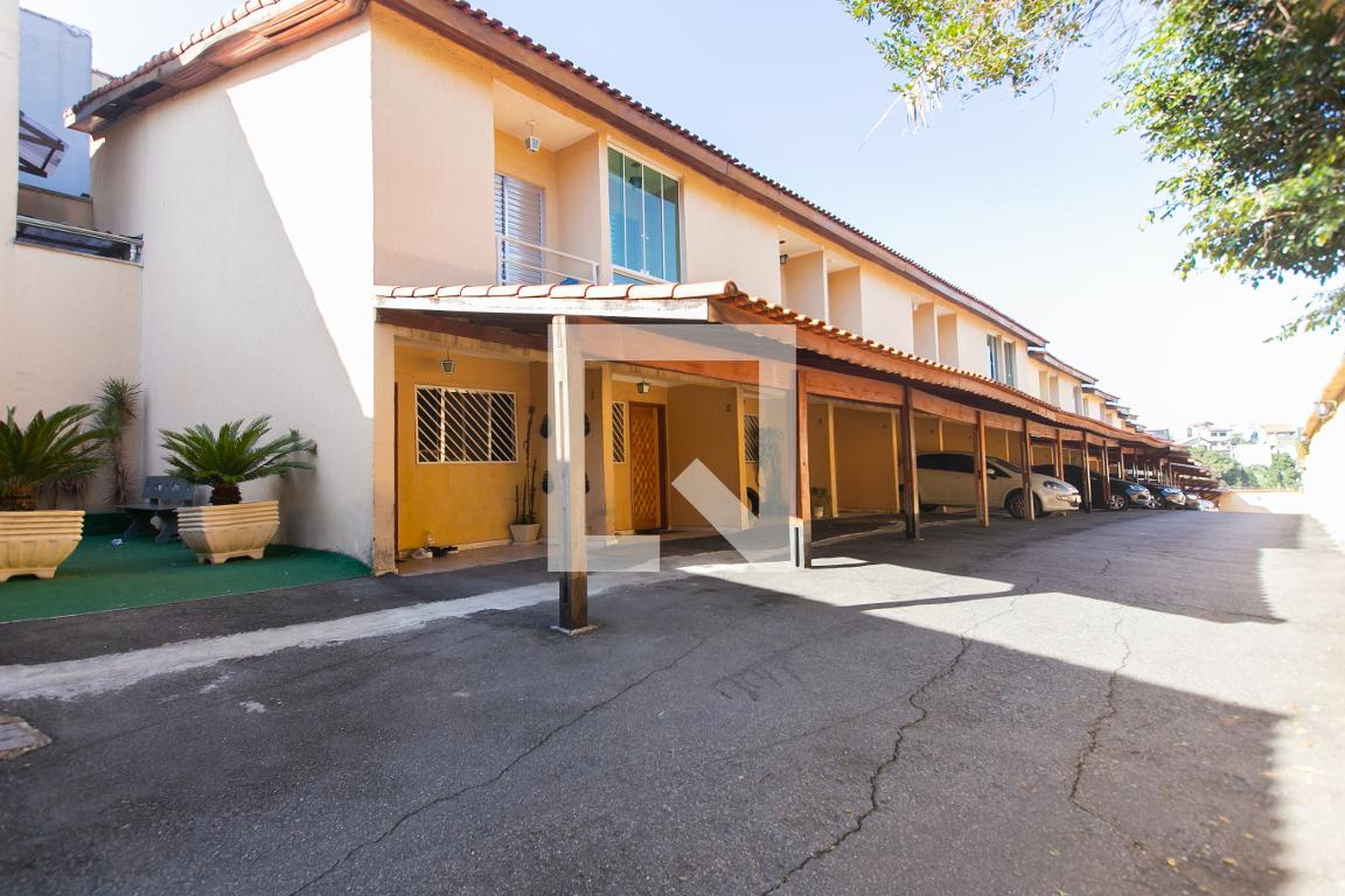 Condomínio - Residencial Henrique de Faria I