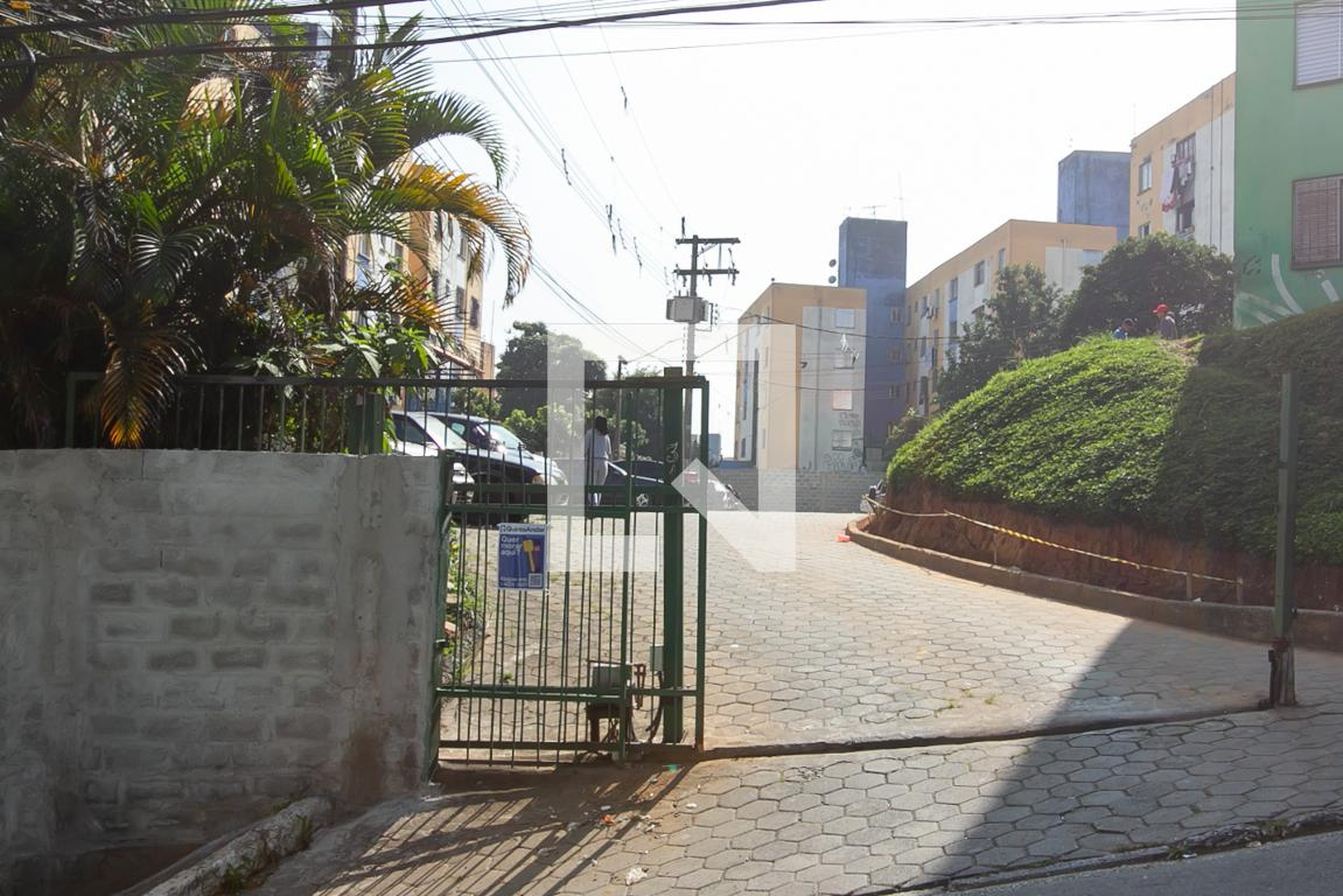 Fachada do Condomínio Condomínio Conjunto Habitacional Garagem