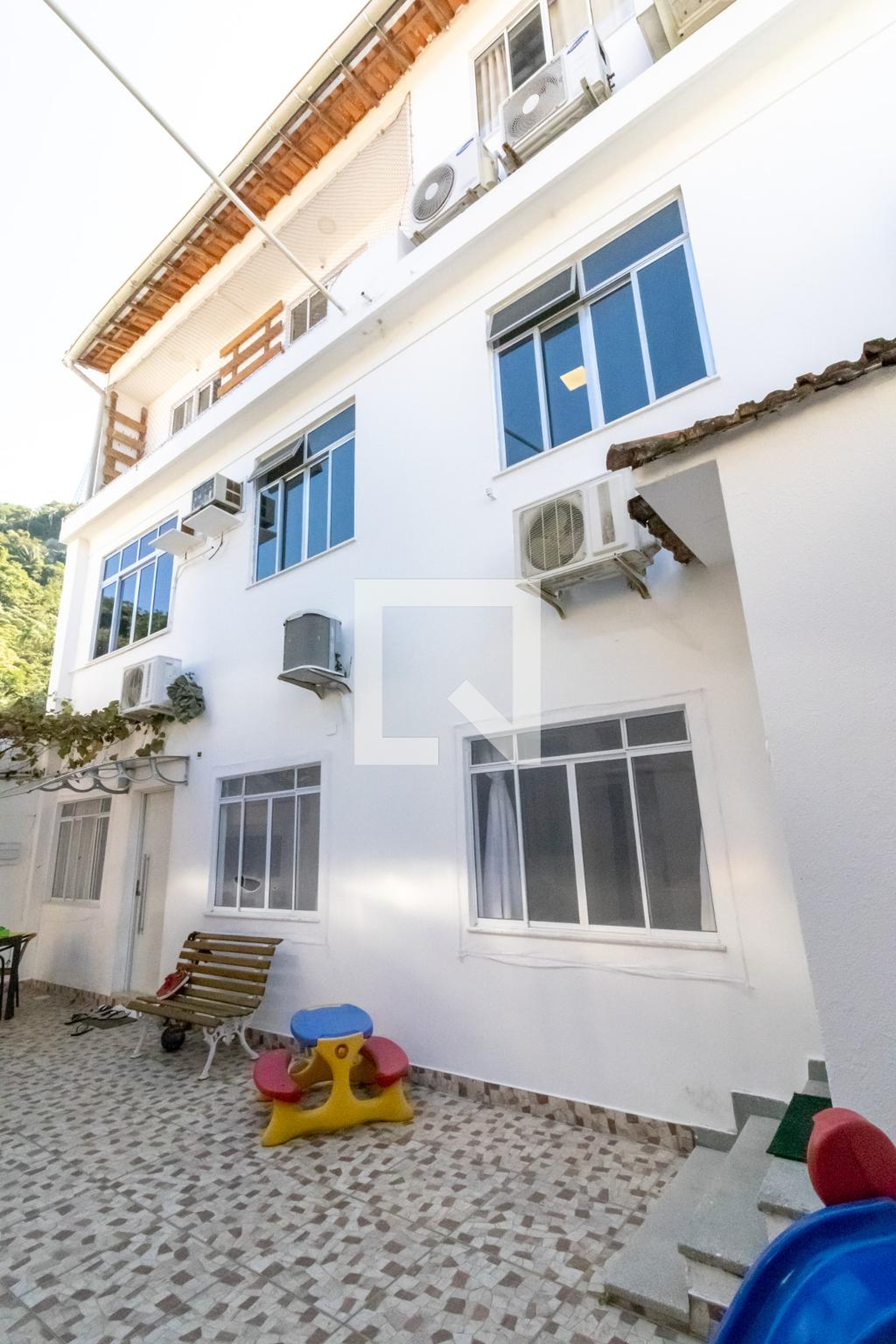 Fachada Condomínio em Rua Major Rolinda da Silva, 96