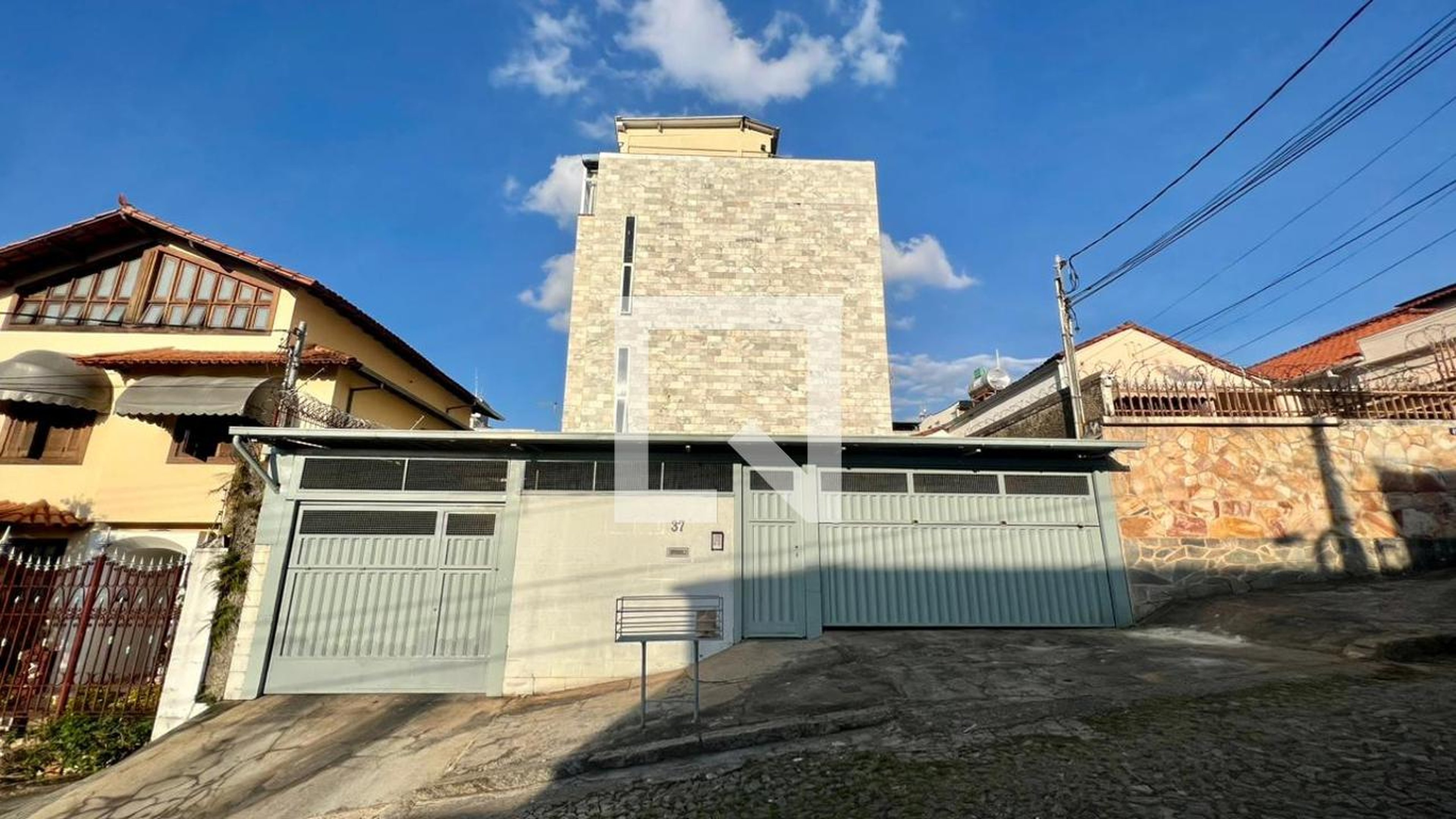 Fachada Condomínio em Rua Jaspe, 37