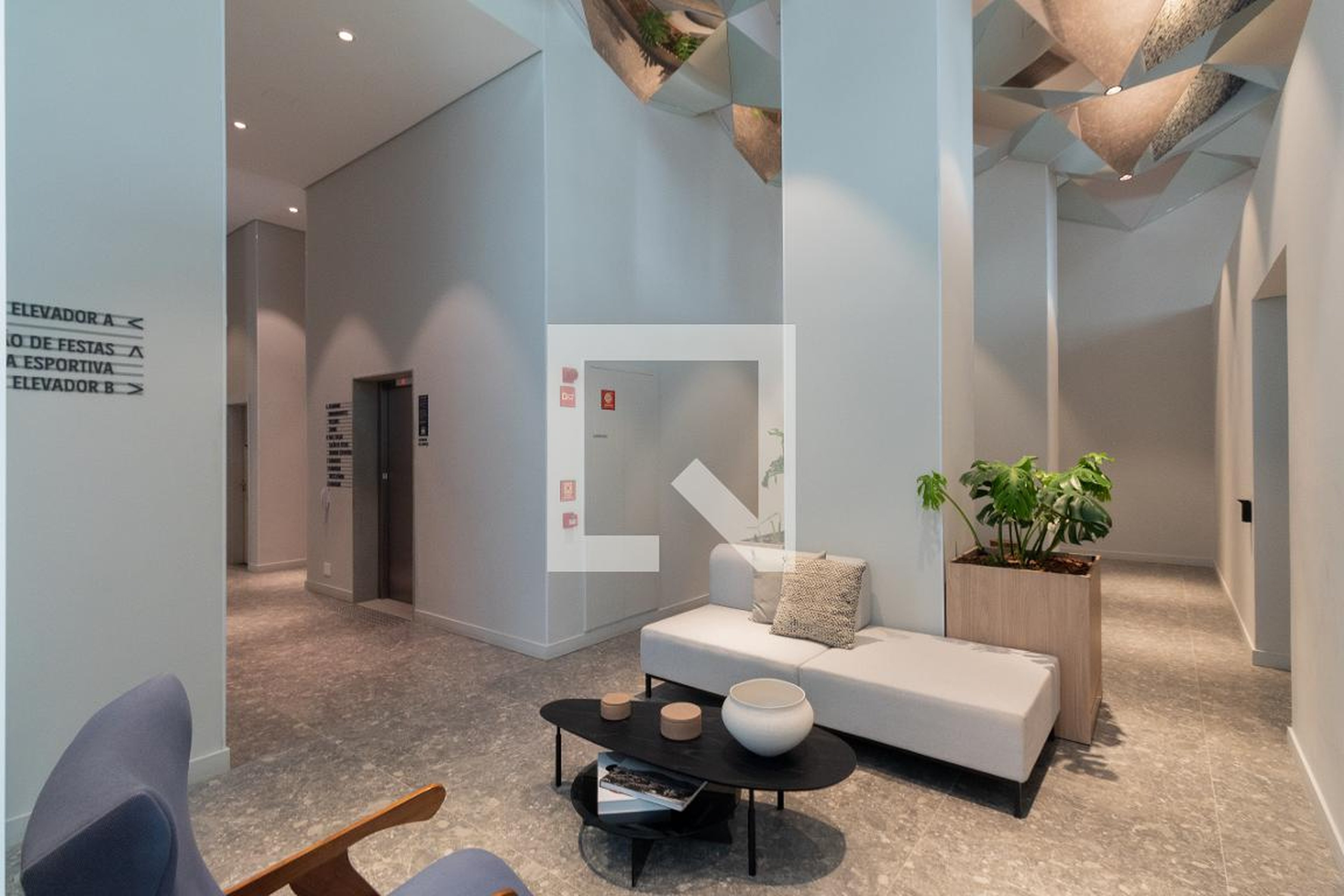 Hall social Condomínio em Rua Maria Carolina, 392