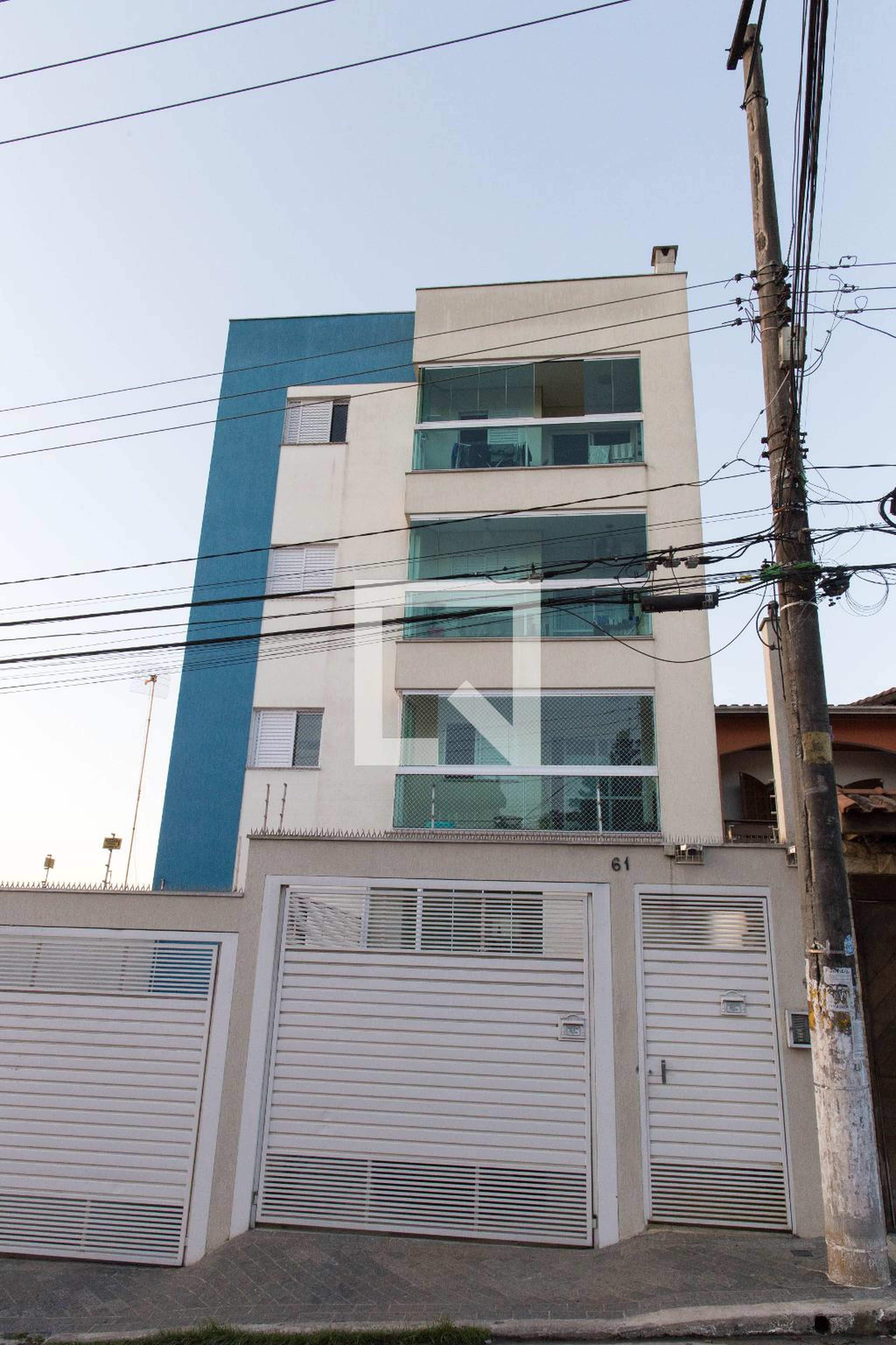 Fachada do Prédio Condomínio em Rua Vinte E Um de Abril, 61