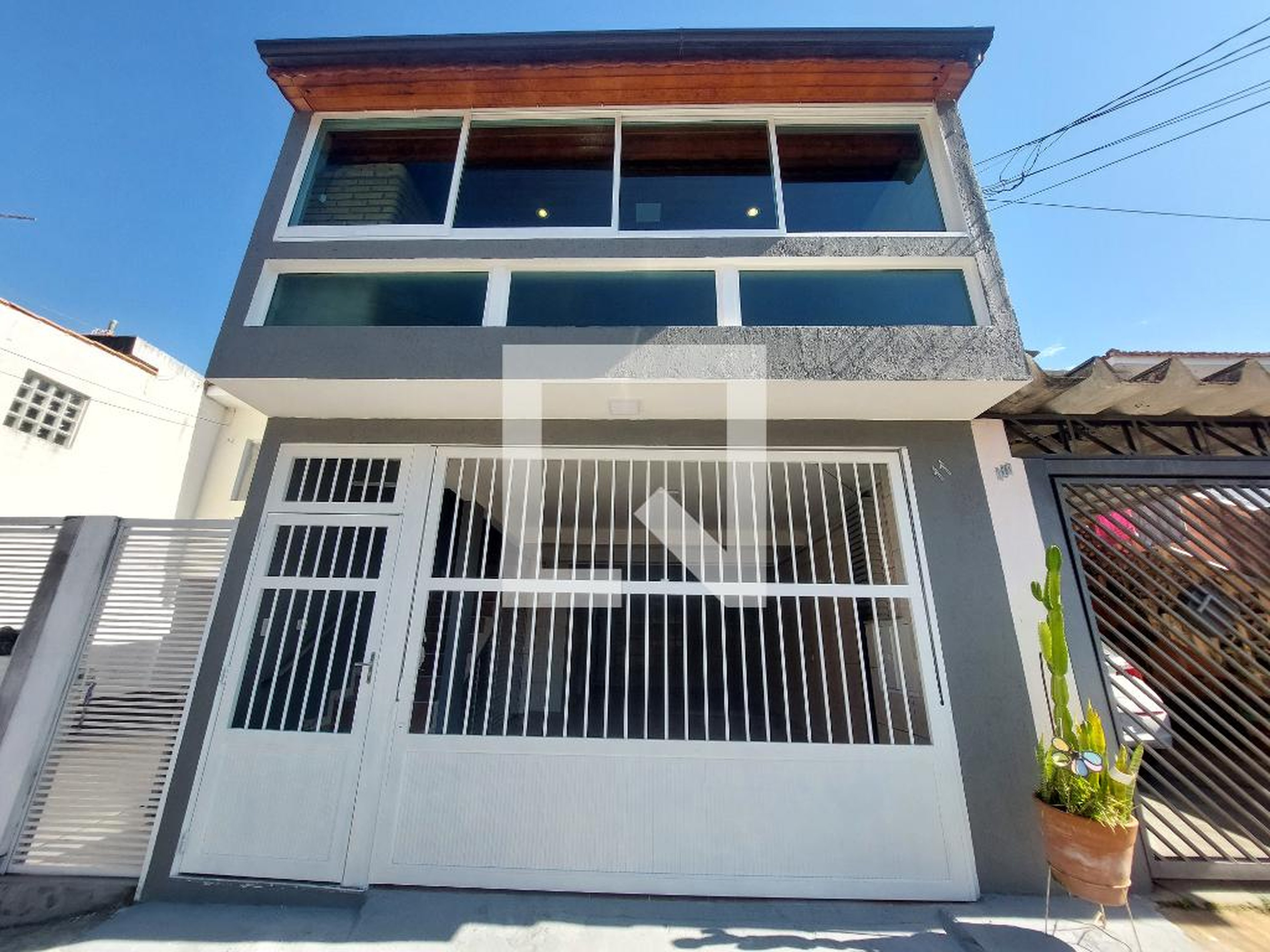 Fachada Condomínio em Rua Dominica, 11