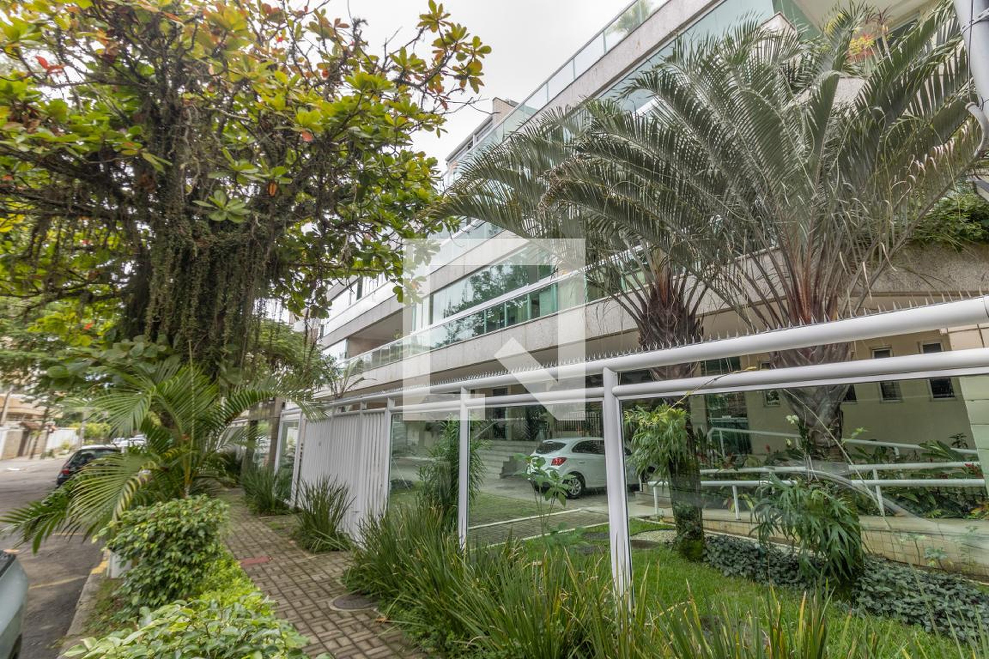 Fachada Condomínio em Rua Jorge Emílio Fontenele, 868