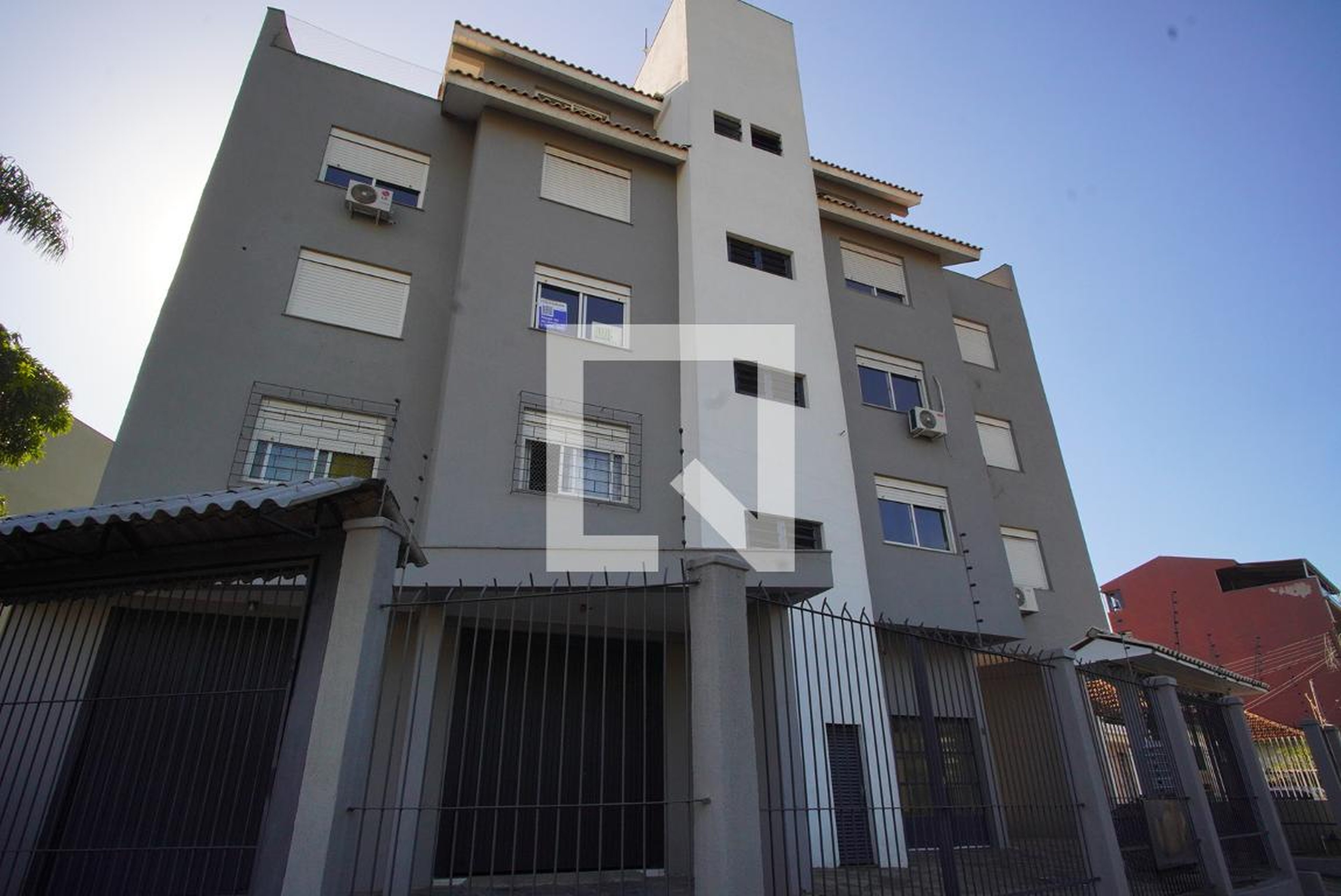 Fachada Condomínio em Rua Professor Antônio Peirouton Louzada, 8