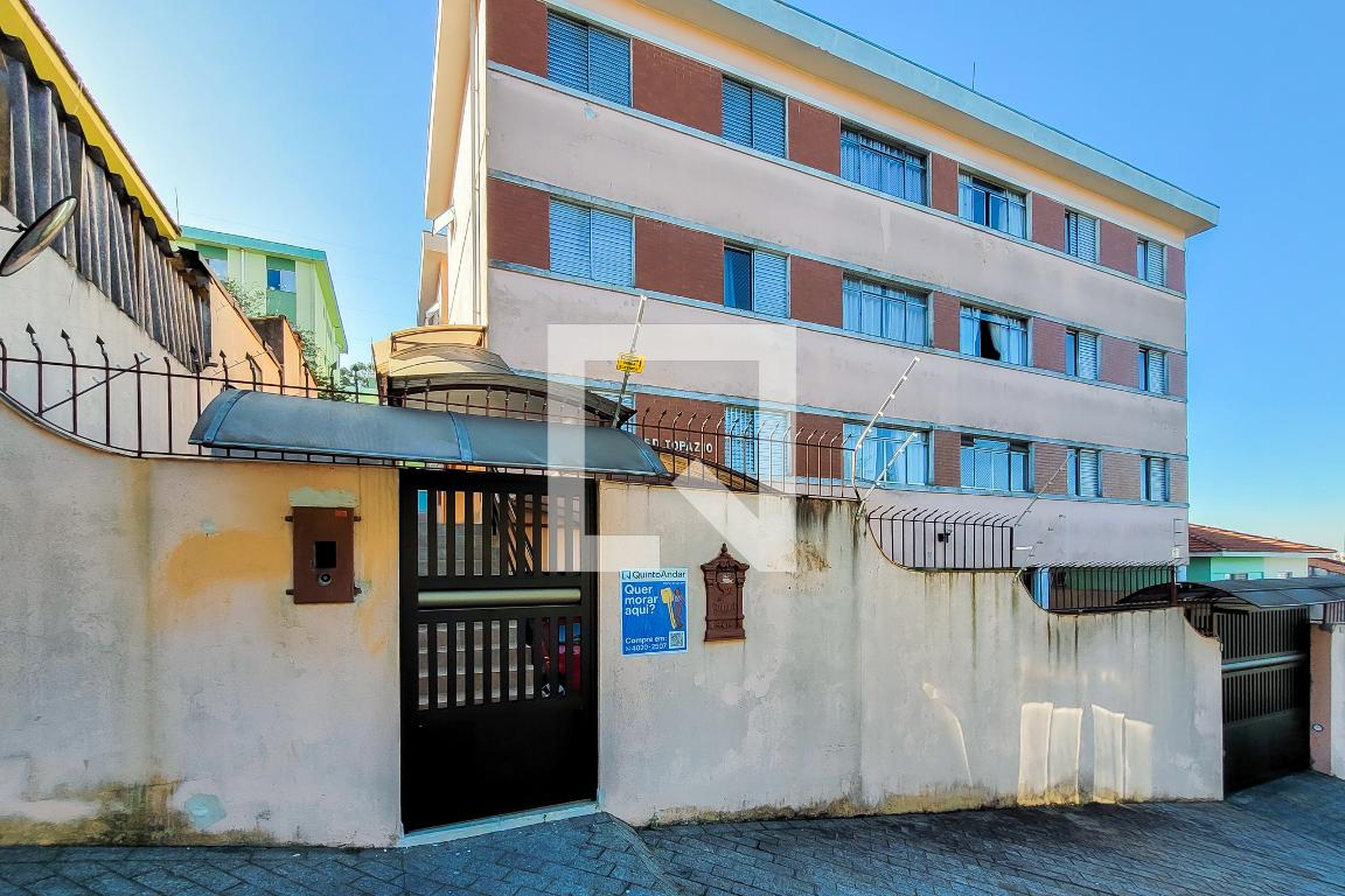 Fachada do Condomínio Condomínio Topázio