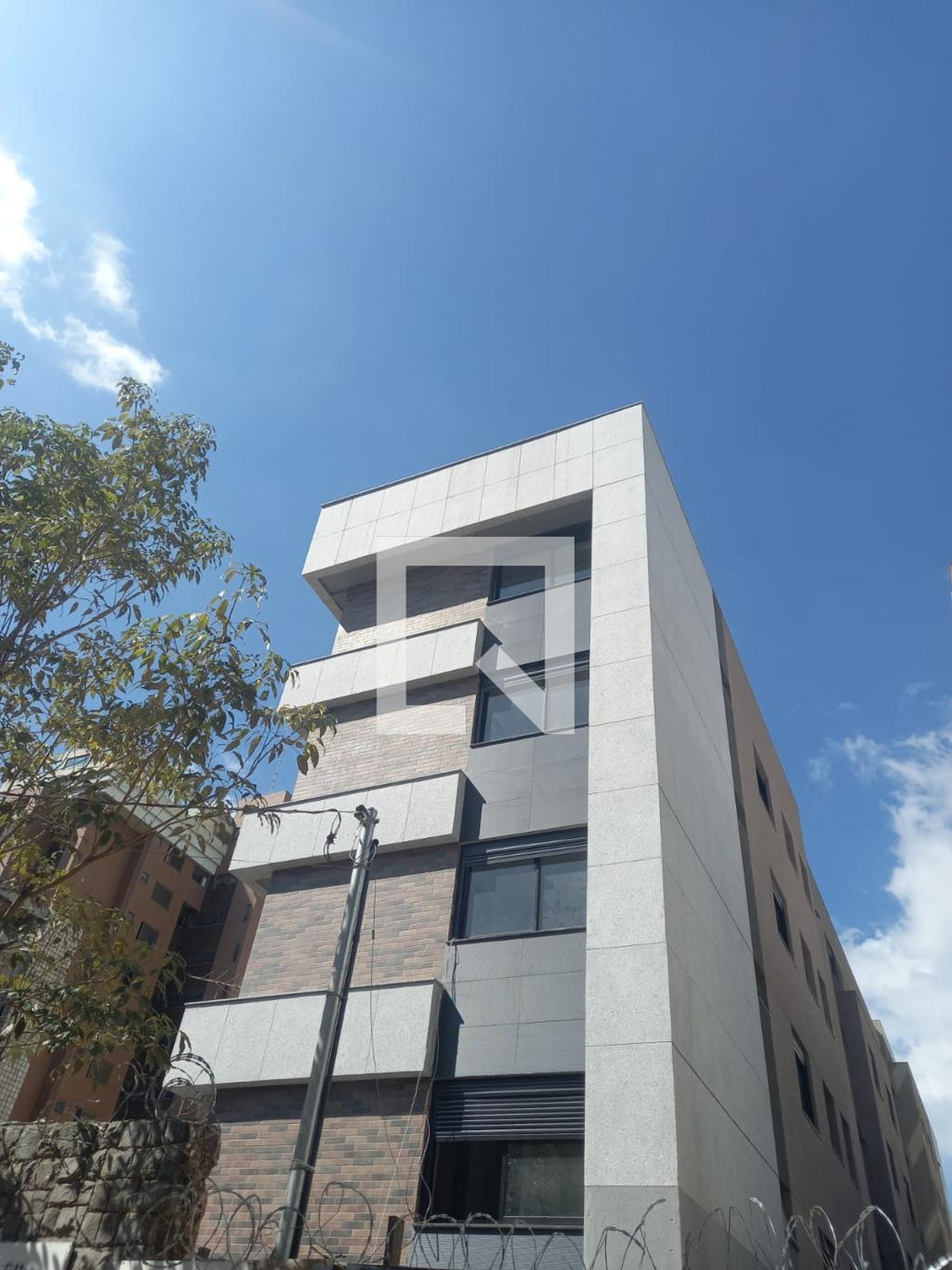 Fachada Condomínio em Rua Ramalhete, 440