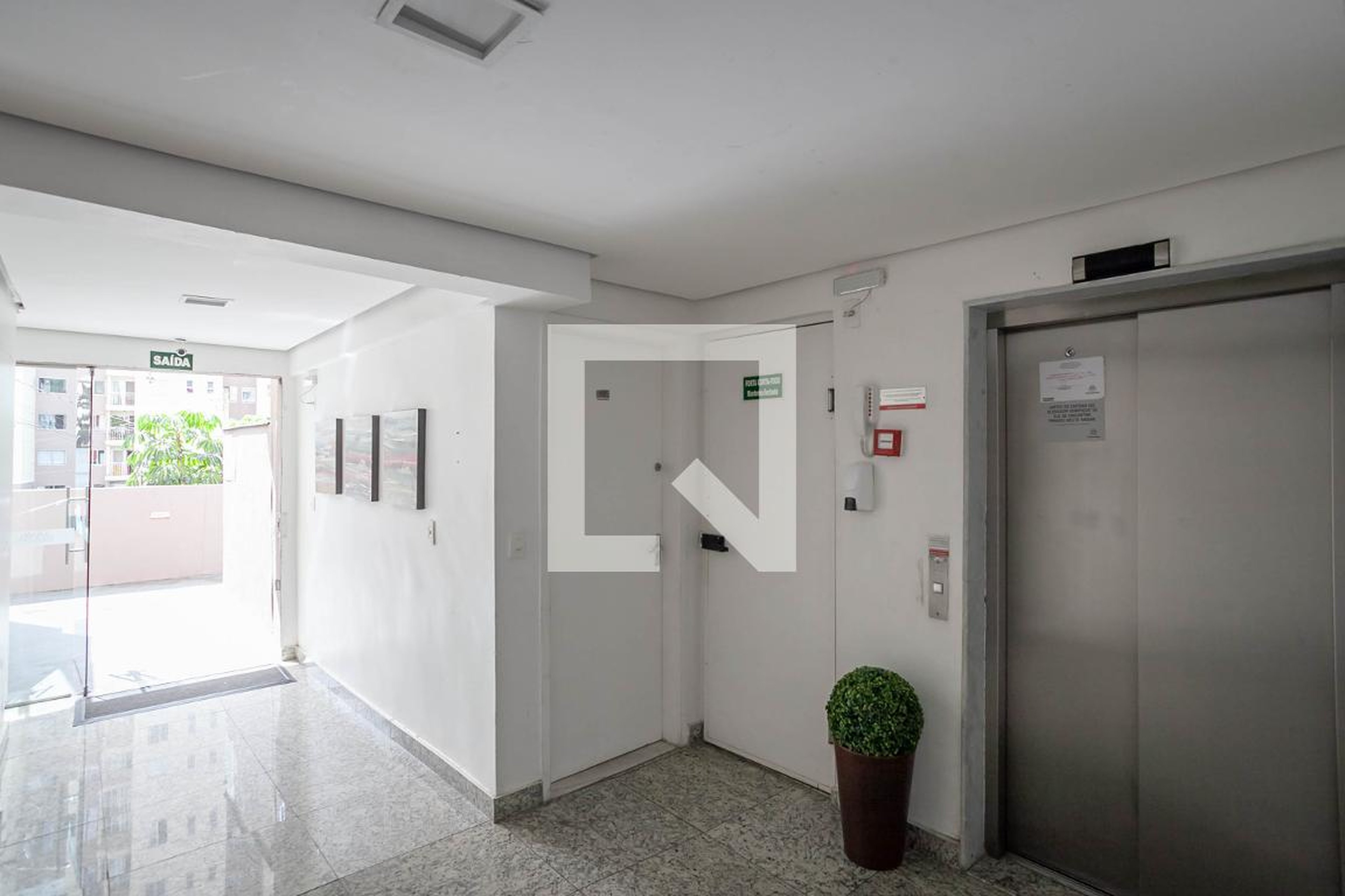 Entrada Condomínio em Rua Viana do Castelo, 11