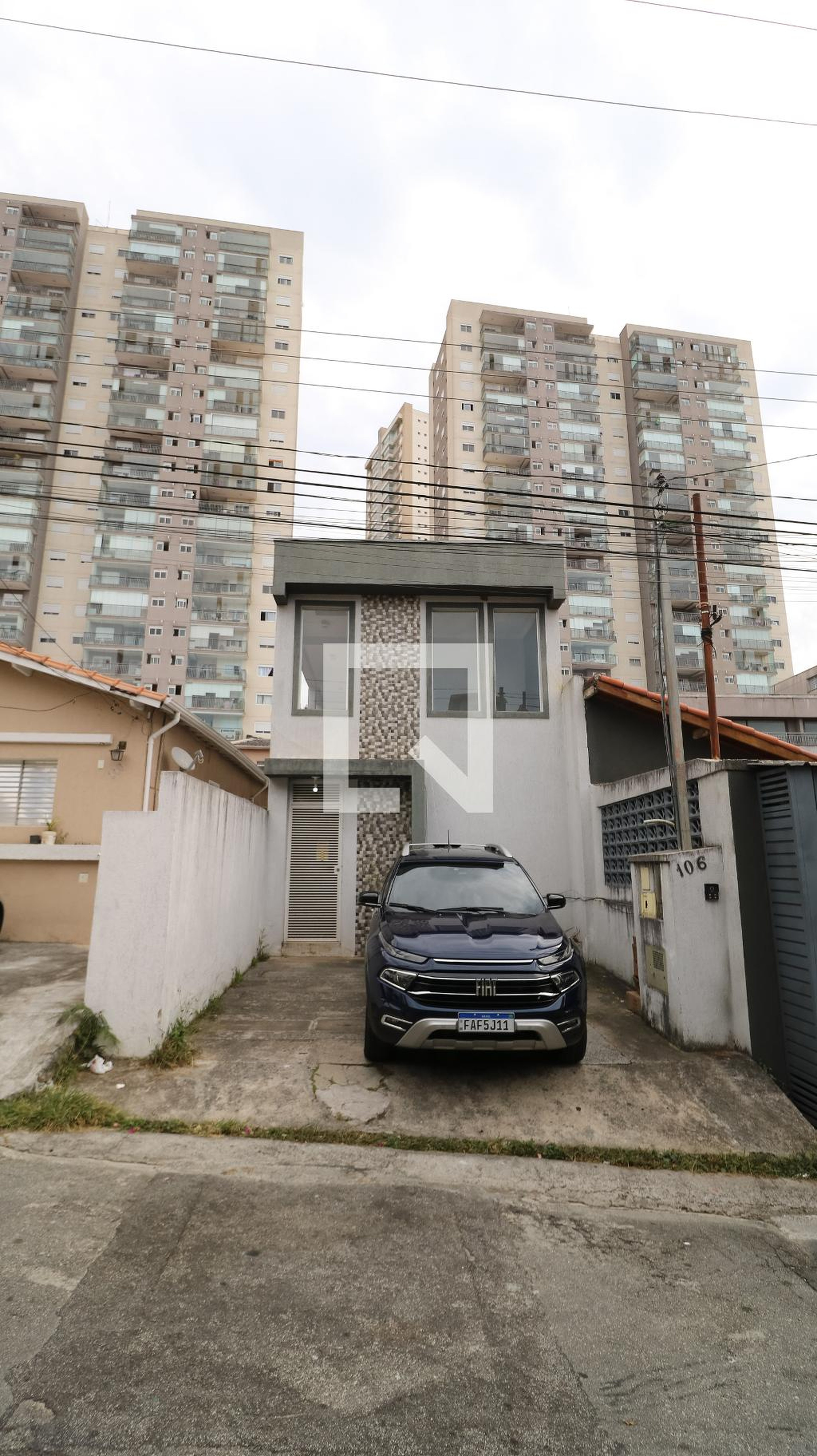 Fachada Condomínio em Rua Vicente Pelosi, 106