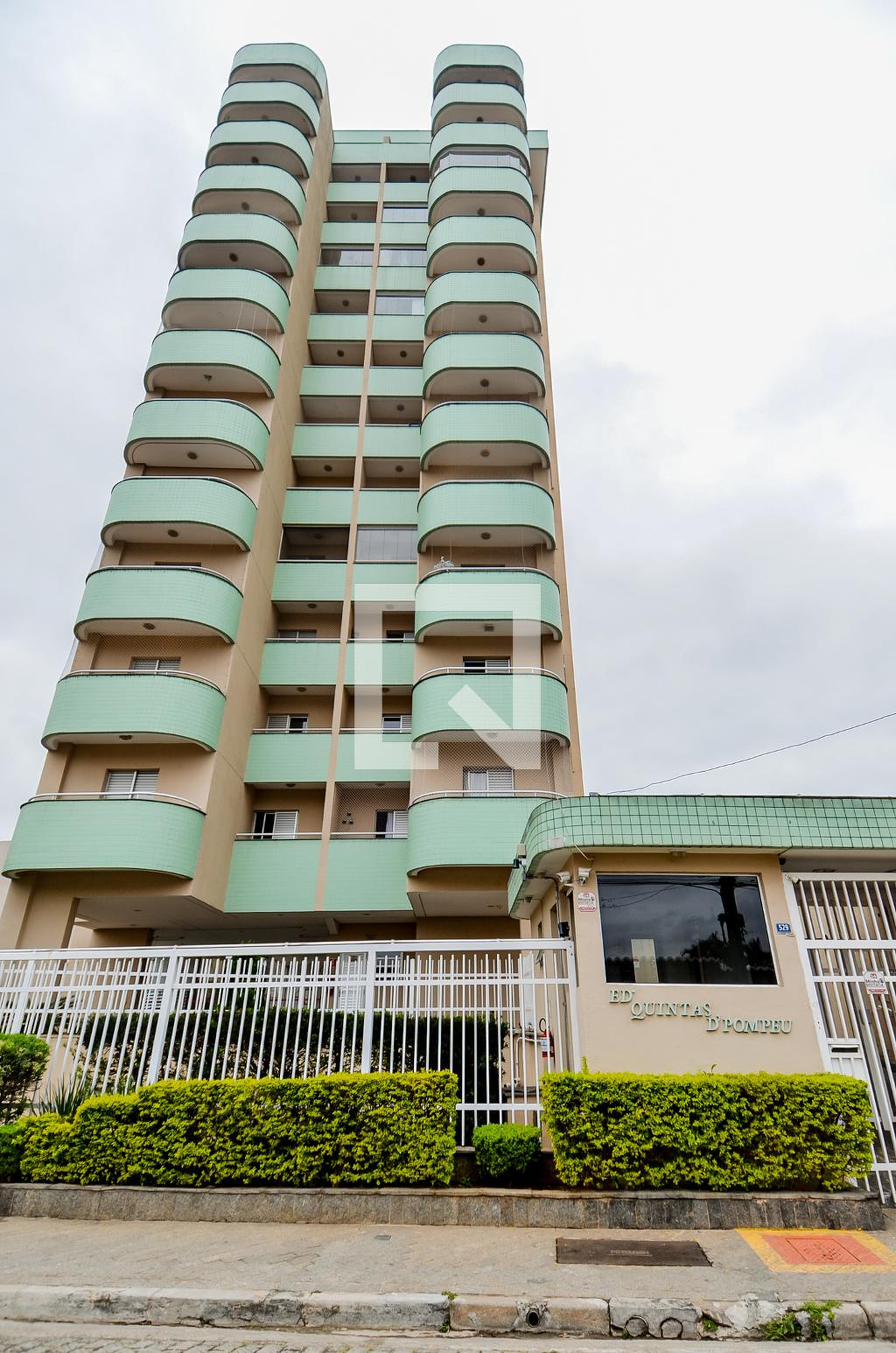 Fachada do Condomínio Edifício Quintas D Pompeu