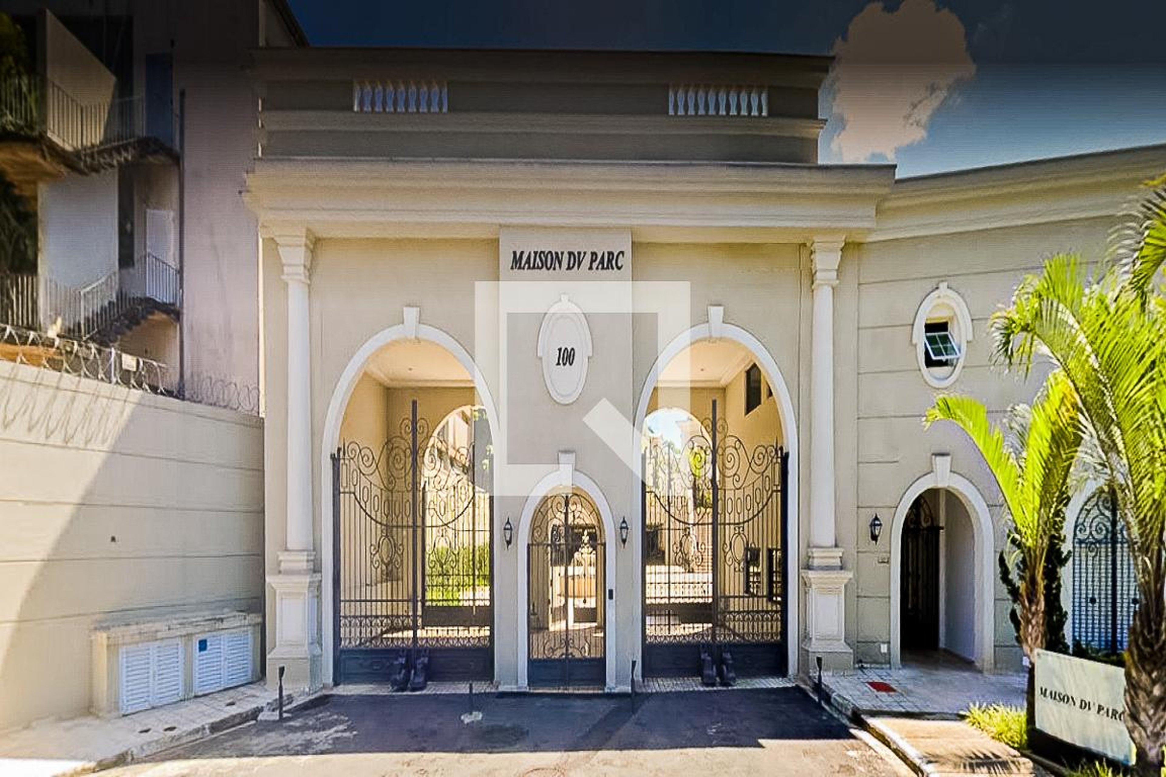 Entrada Condomínio em Rua Manoel Tarnovischi, 100