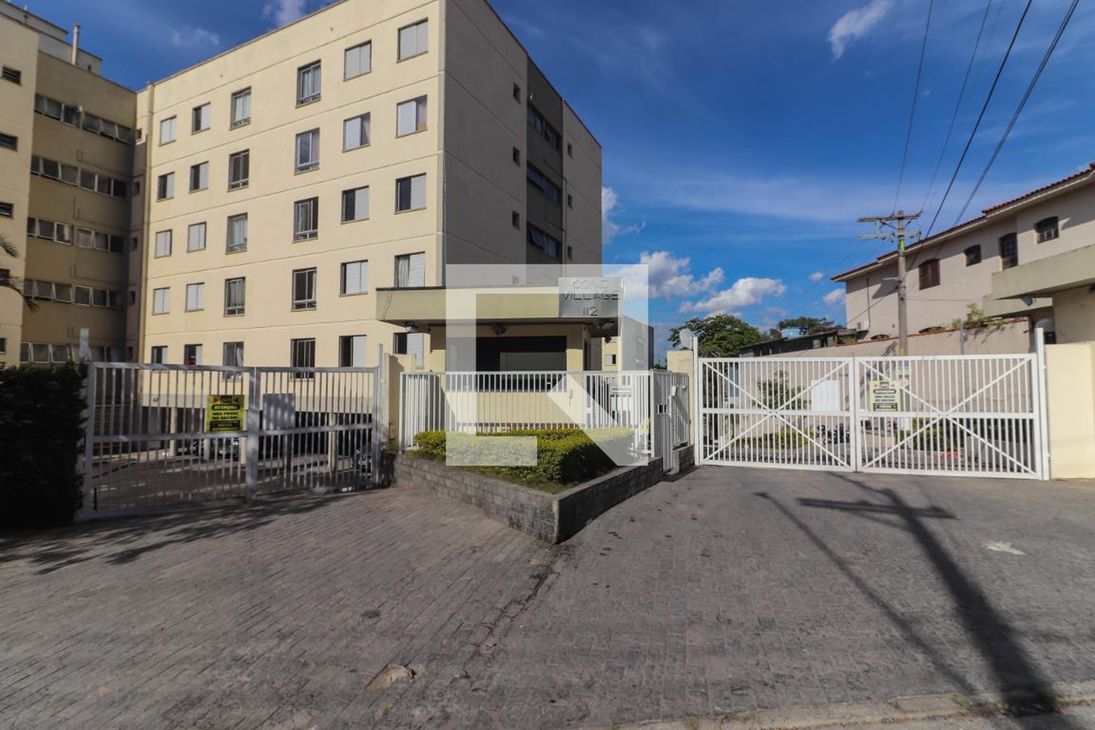 Fachada do Condomínio Condomínio Village