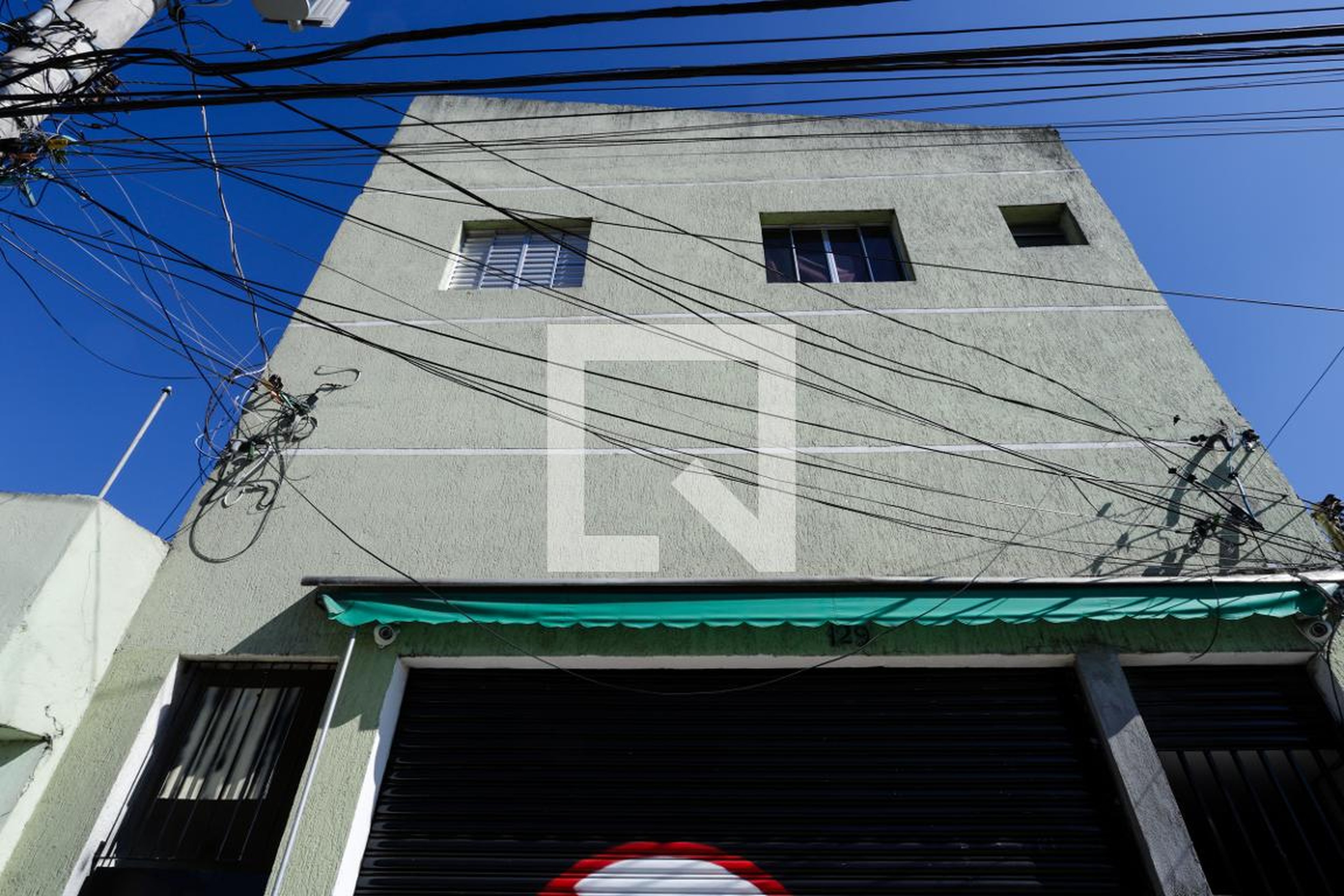 Fachada do prédio Condomínio em Rua Rosa dos Ventos, 127