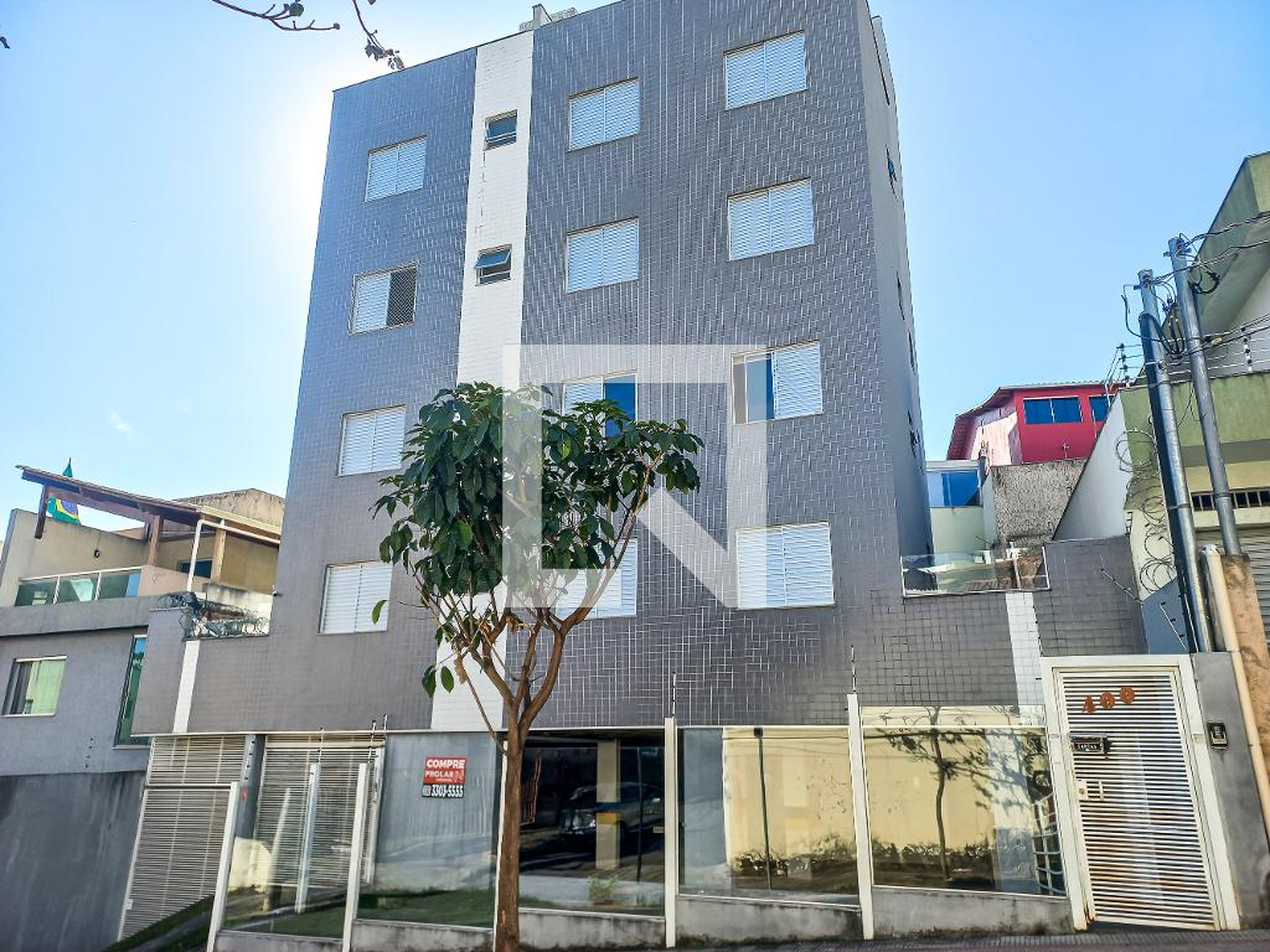 Fachada Condomínio em Rua Democrata, 400