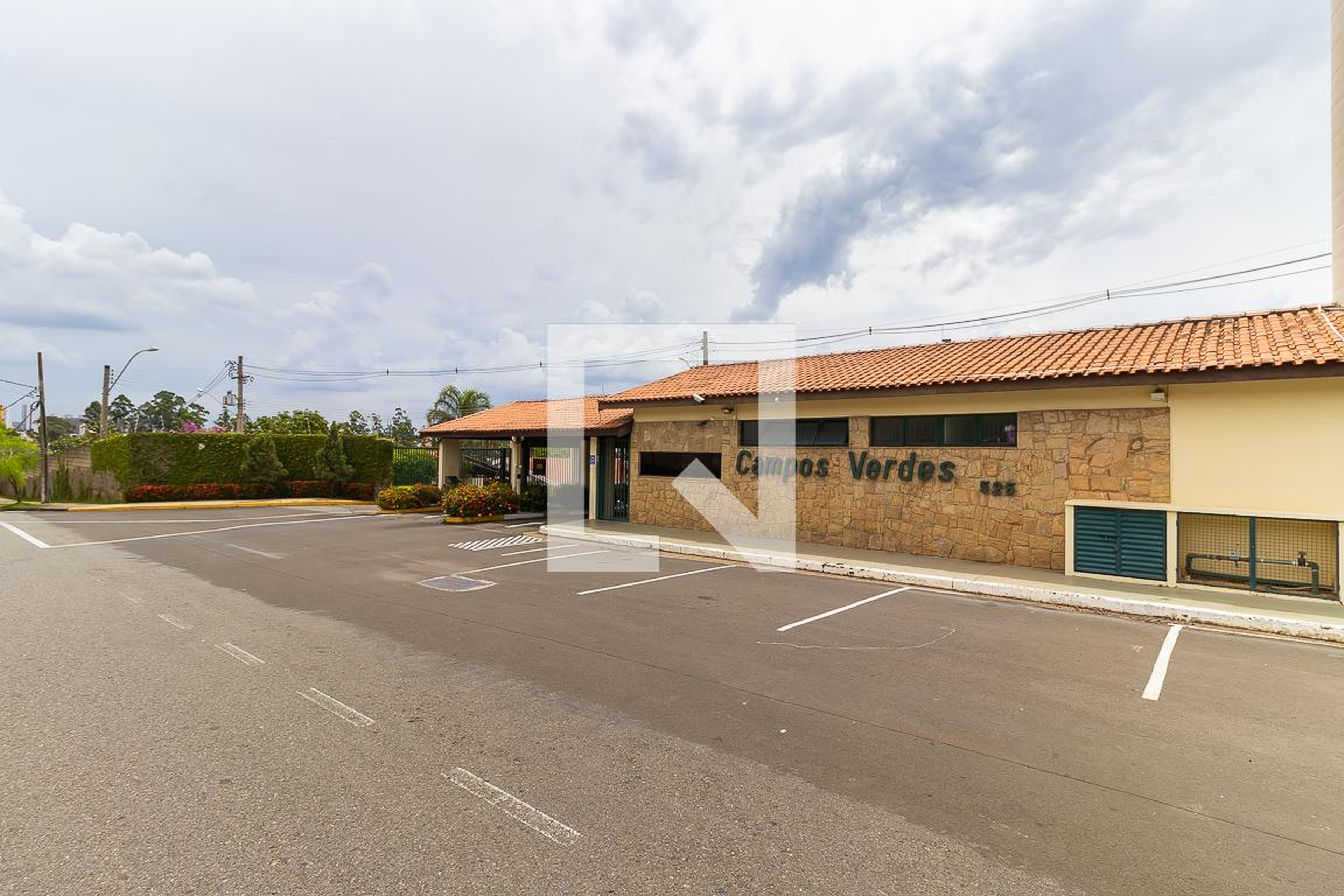 Fachada do condomínio Condomínio Campos Verdes