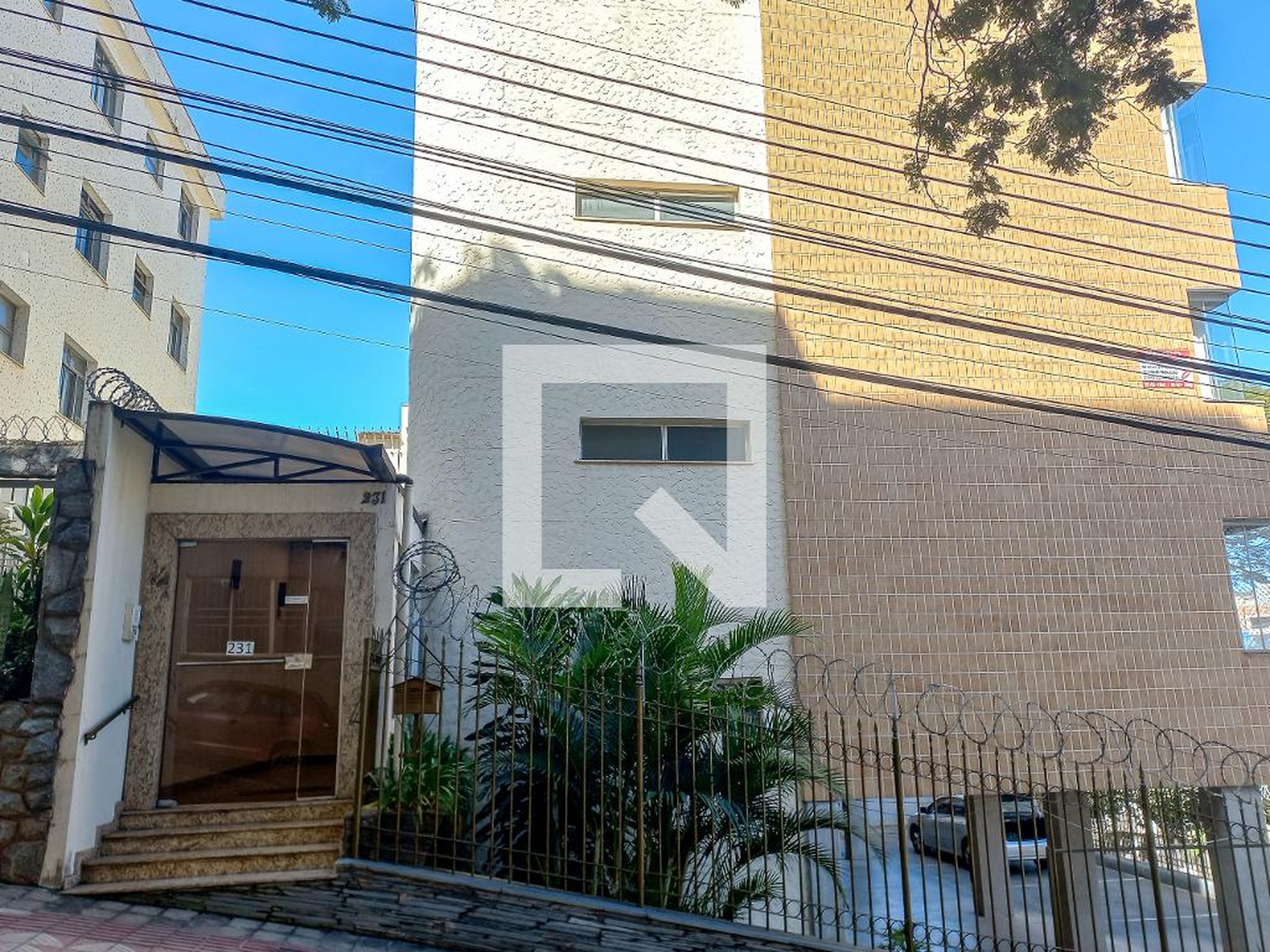 Fachada Condomínio em Rua Alfenas, 231