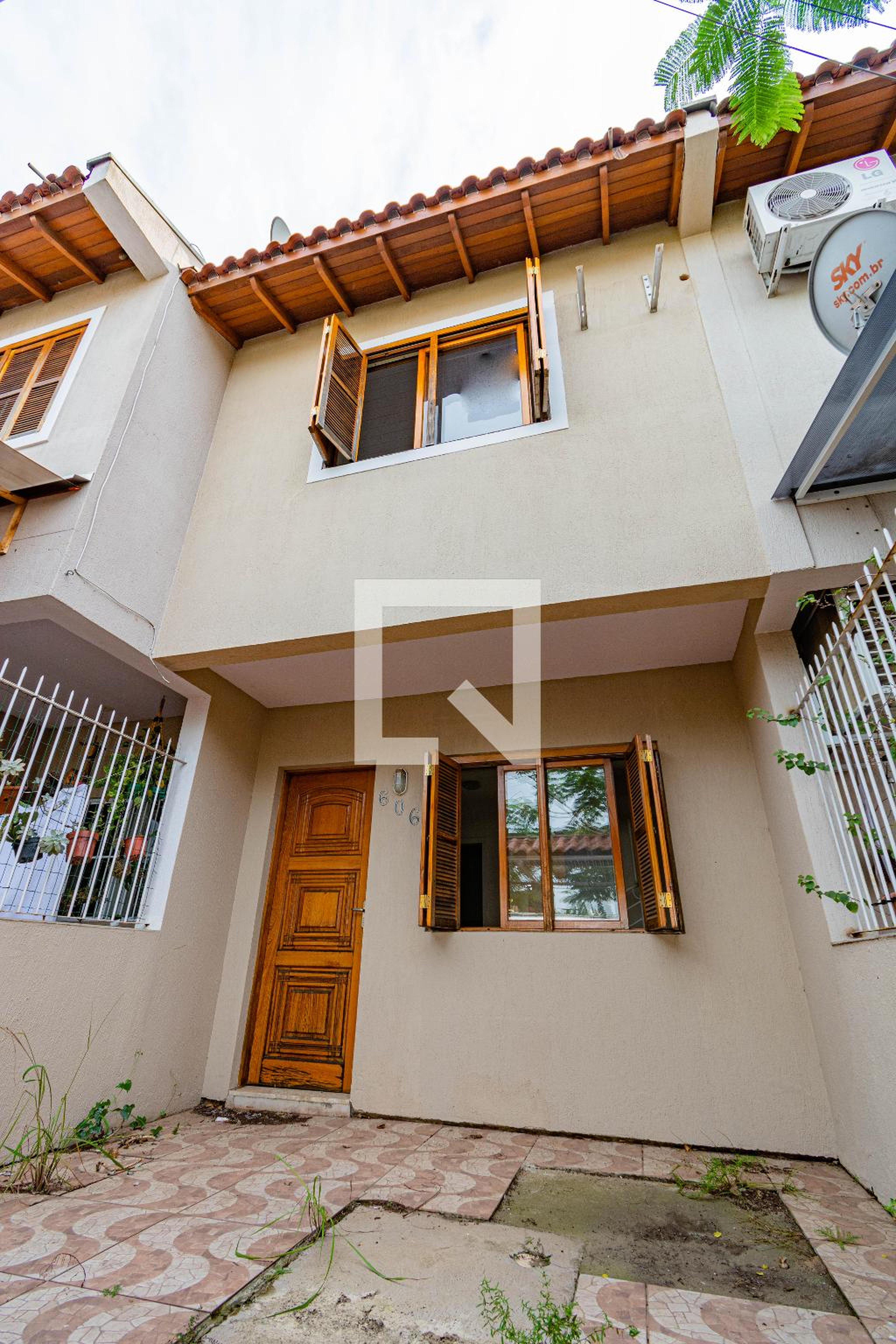 Fachada Condomínio em Rua Coronel Camisão, 606