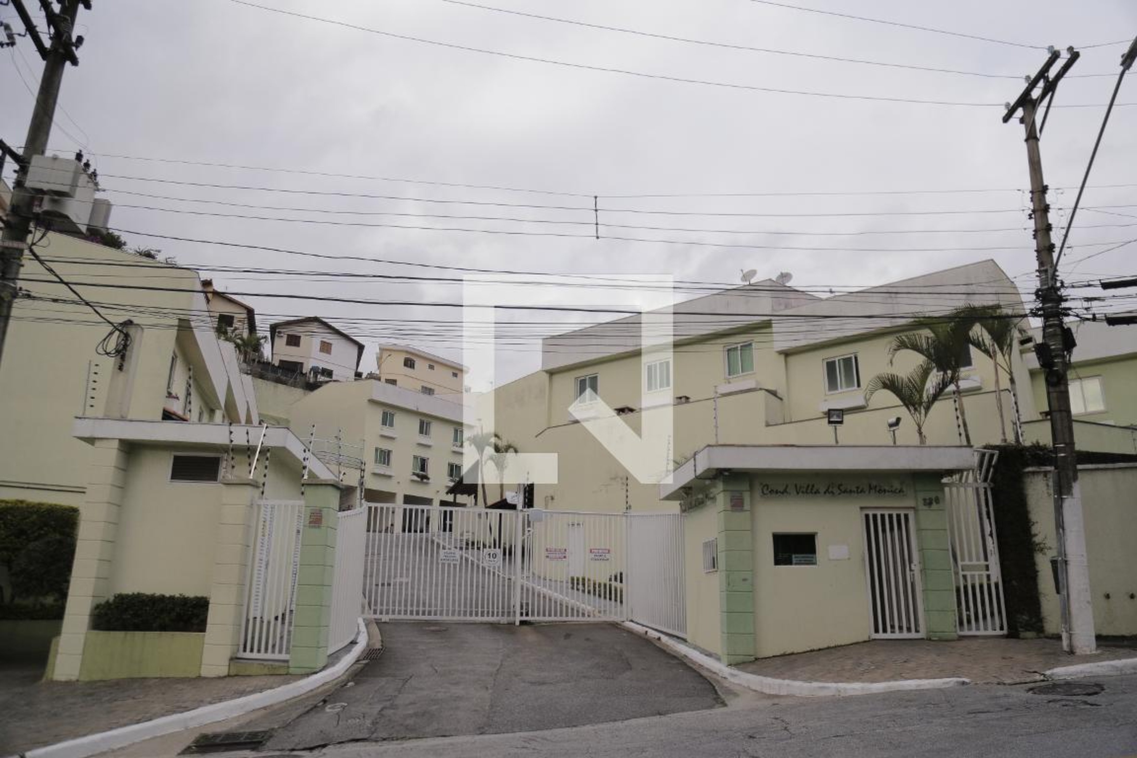 Fachada do Condomínio Condomínio em Avenida Santa Mônica, 24