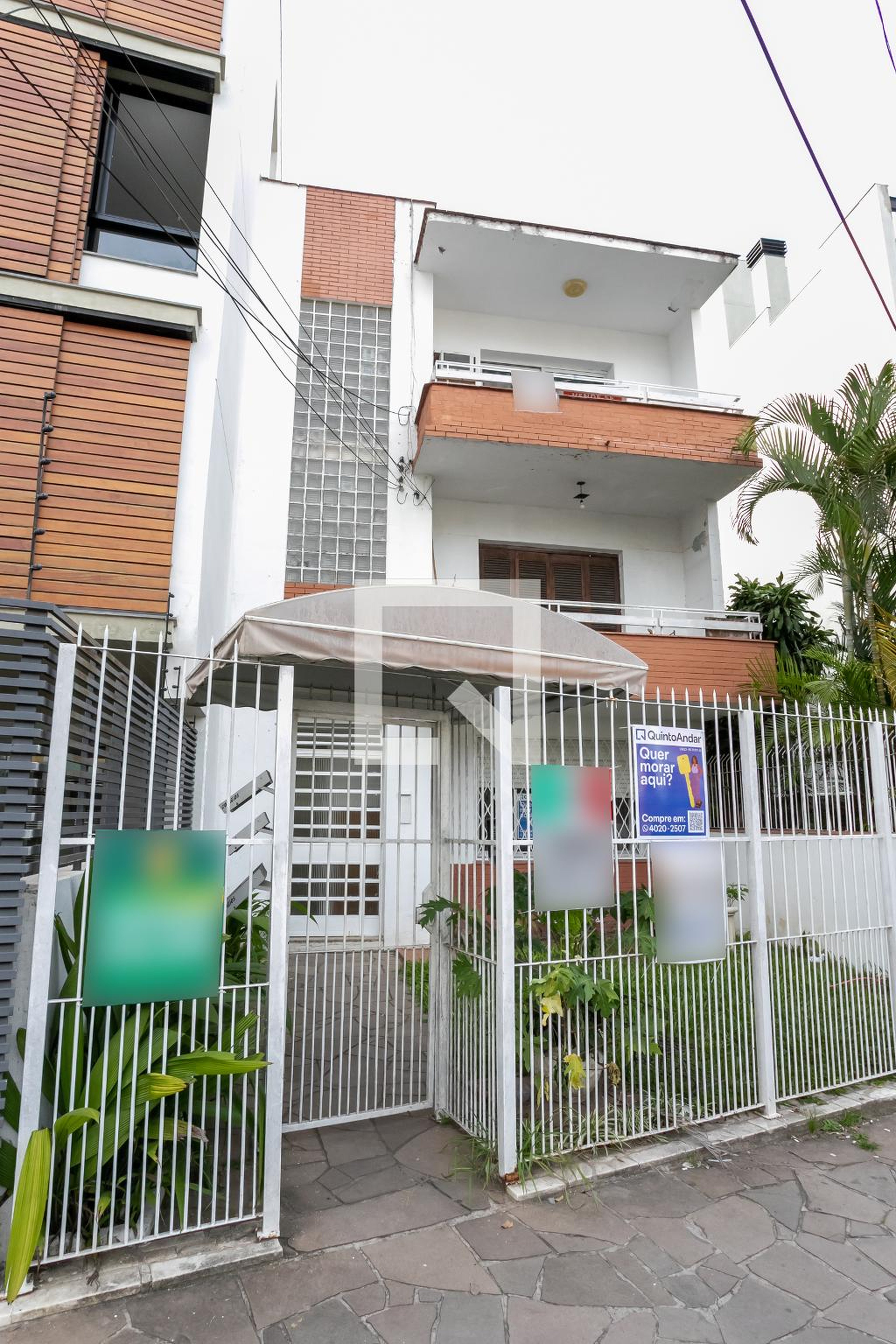 Fachada do Prédio Condomínio em Rua Miguel Tostes, 430
