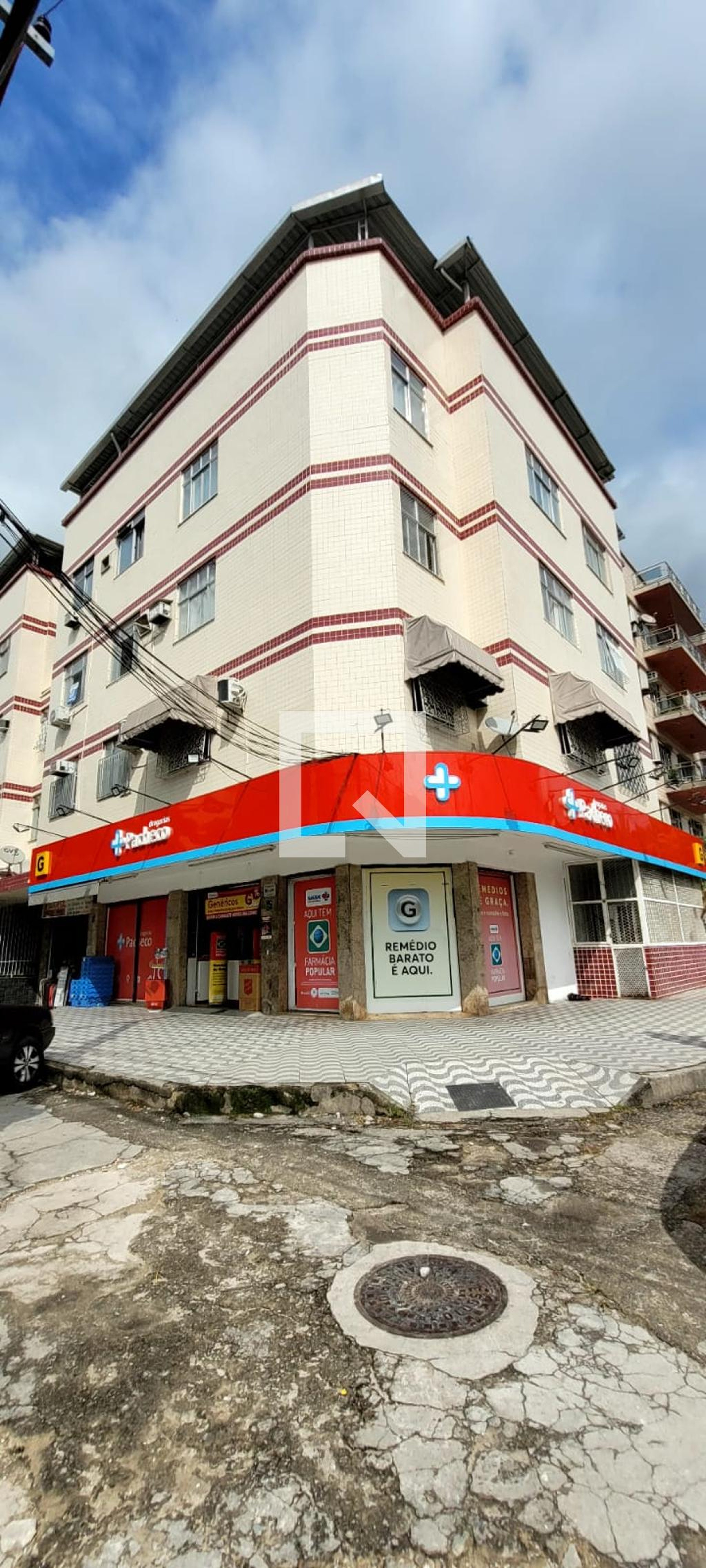 Fachada Condomínio em Rua Tomás Lopes, 881