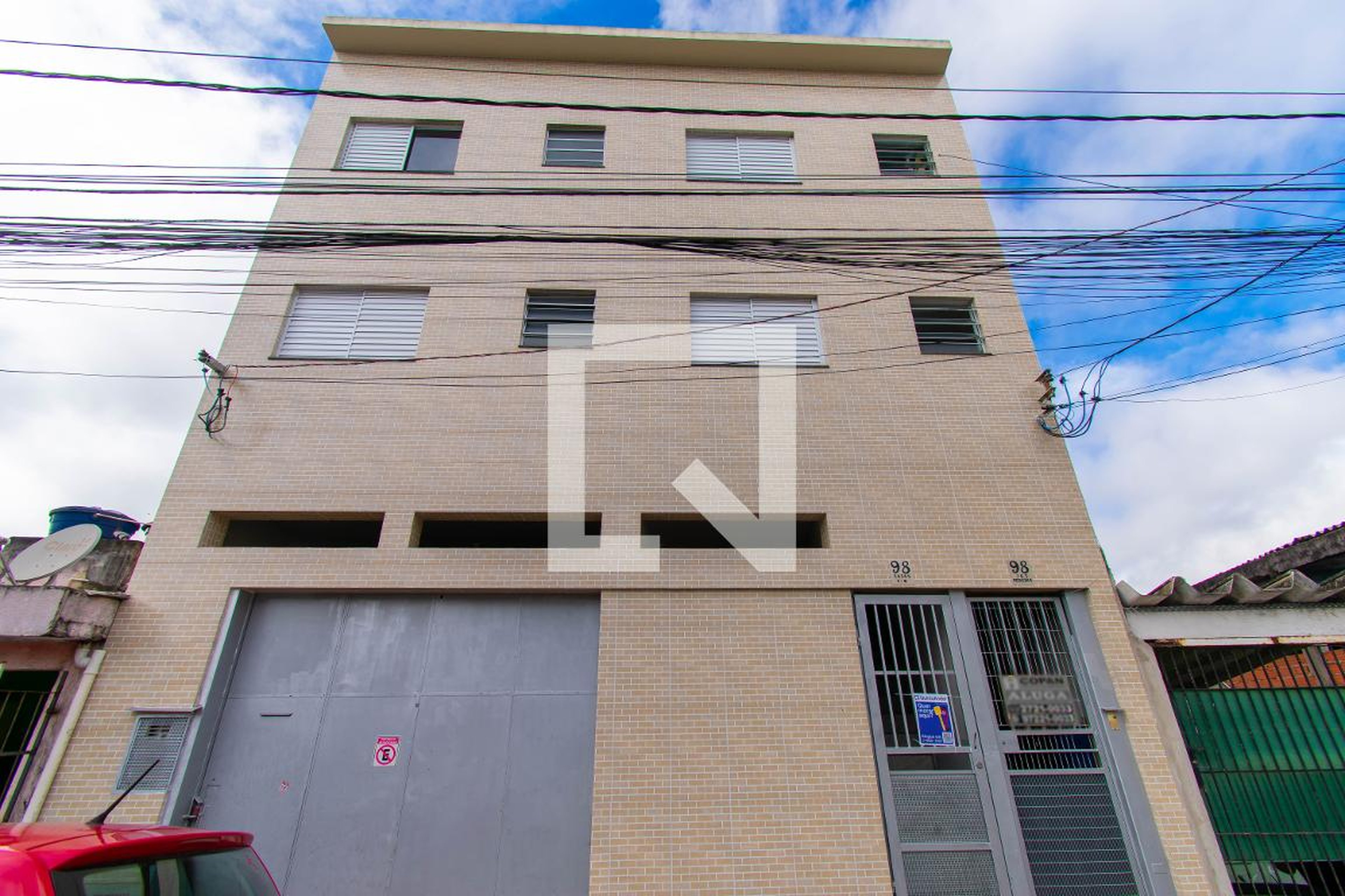 Fachada Condomínio em Rua Escânio Cerqueira, 97