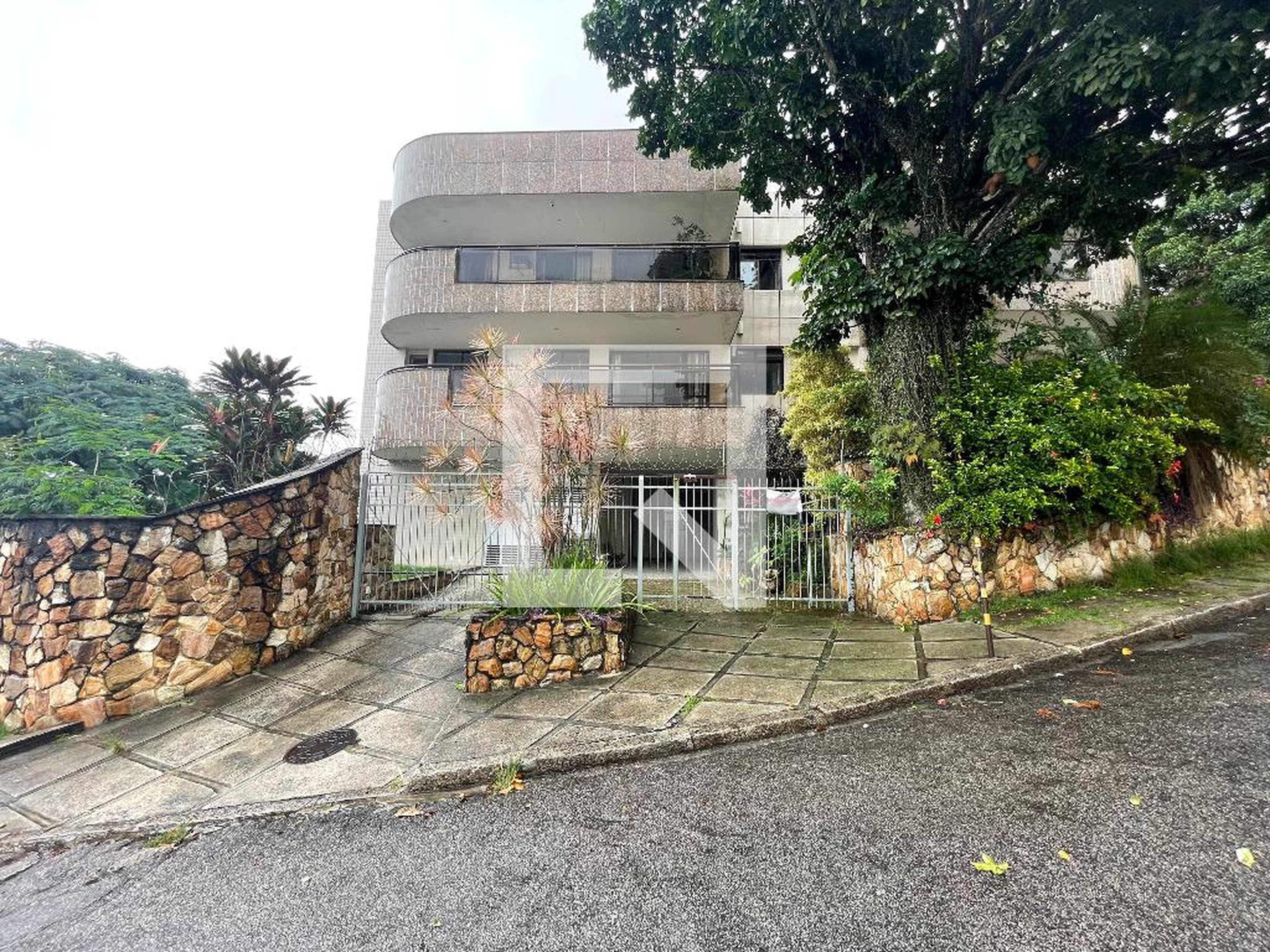 Fachada Condomínio em Rua Quirino dos Santos, 286