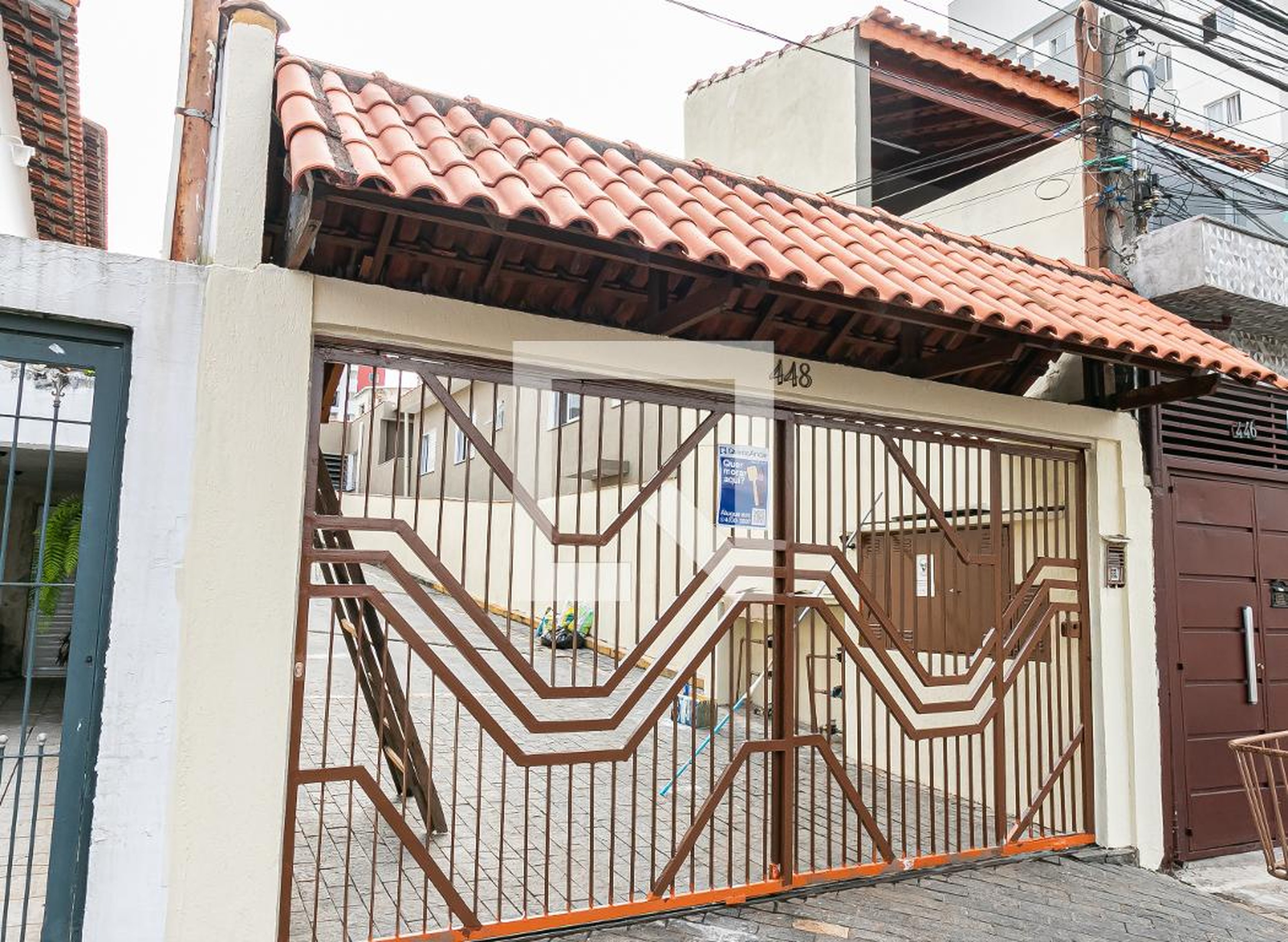 Fachada Condomínio em Rua Montes Aureos, 448