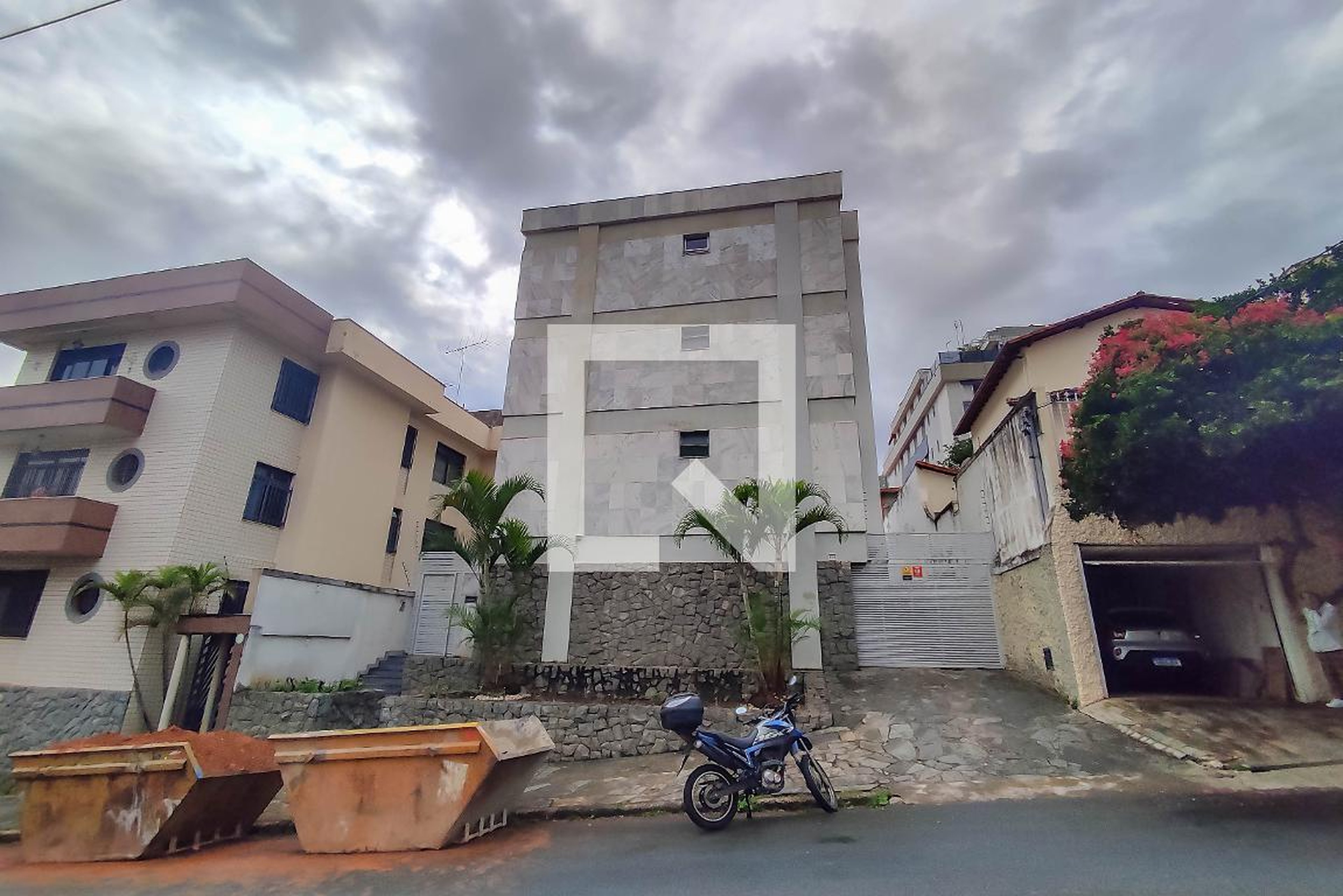 Fachada Condomínio em Rua Barbosa de Rezende, 171