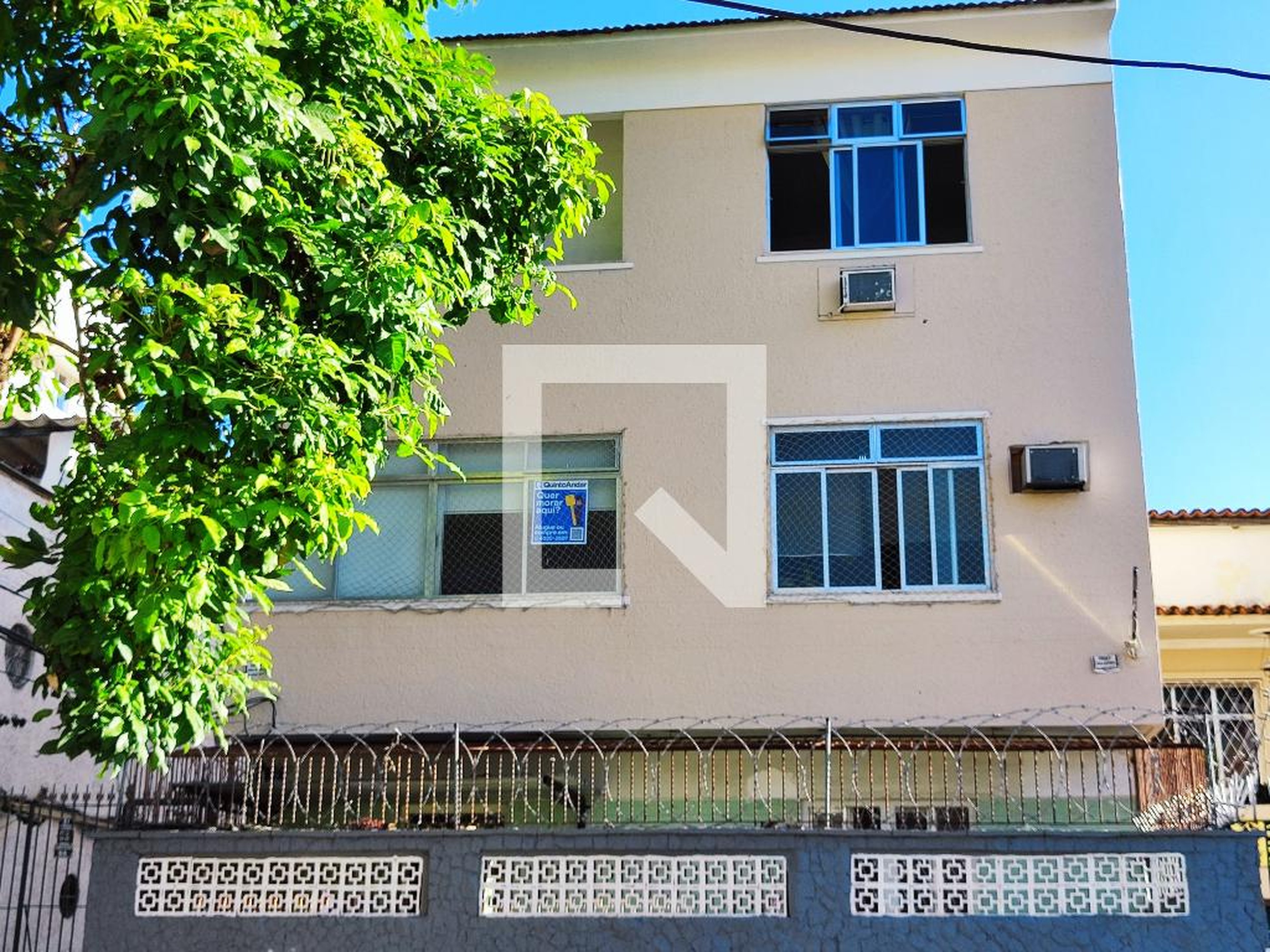 Fachada Condomínio em Rua Carolina Santos, 55