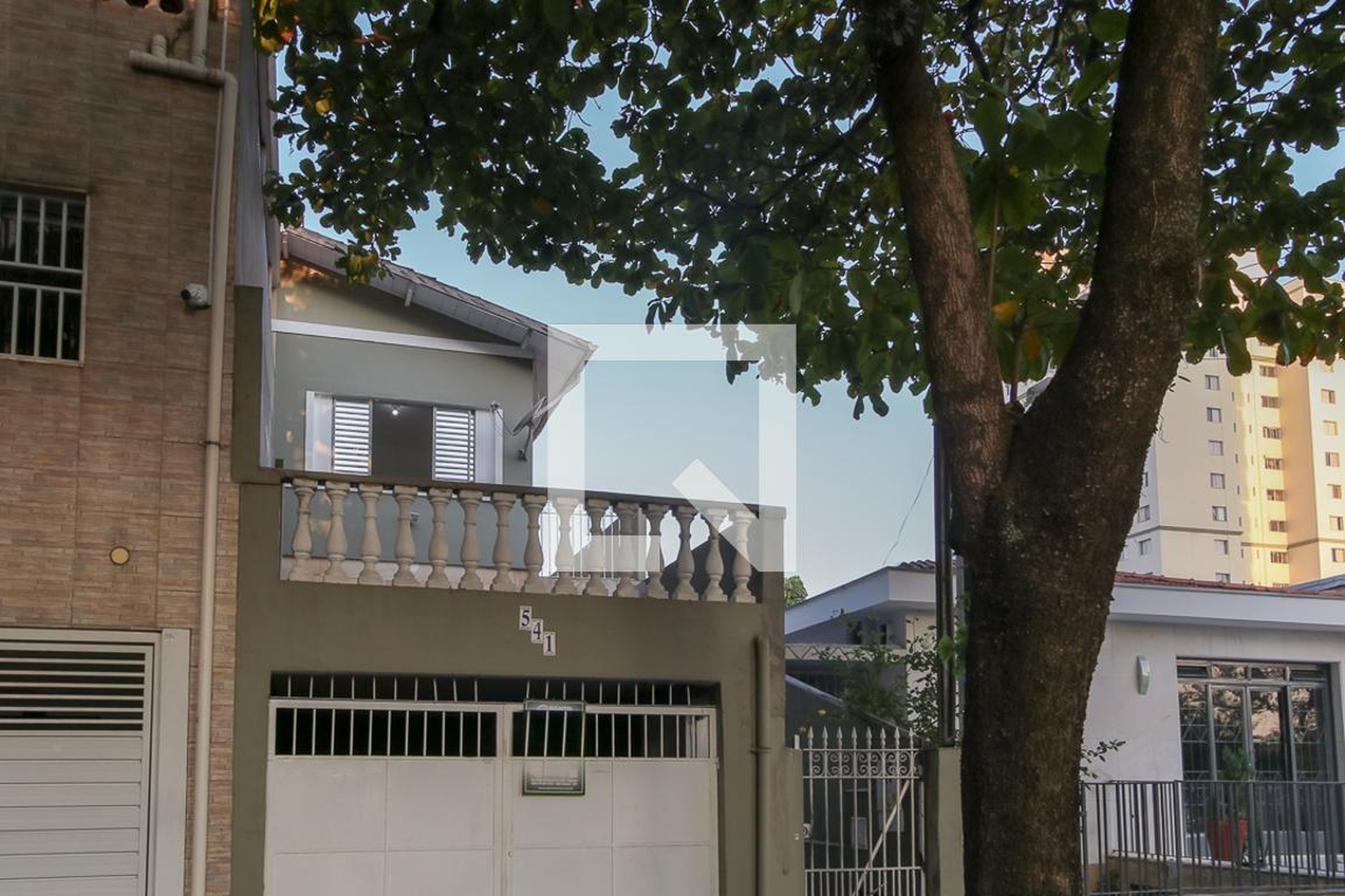 Fachada Condomínio em Rua Padre Leonardo, 541